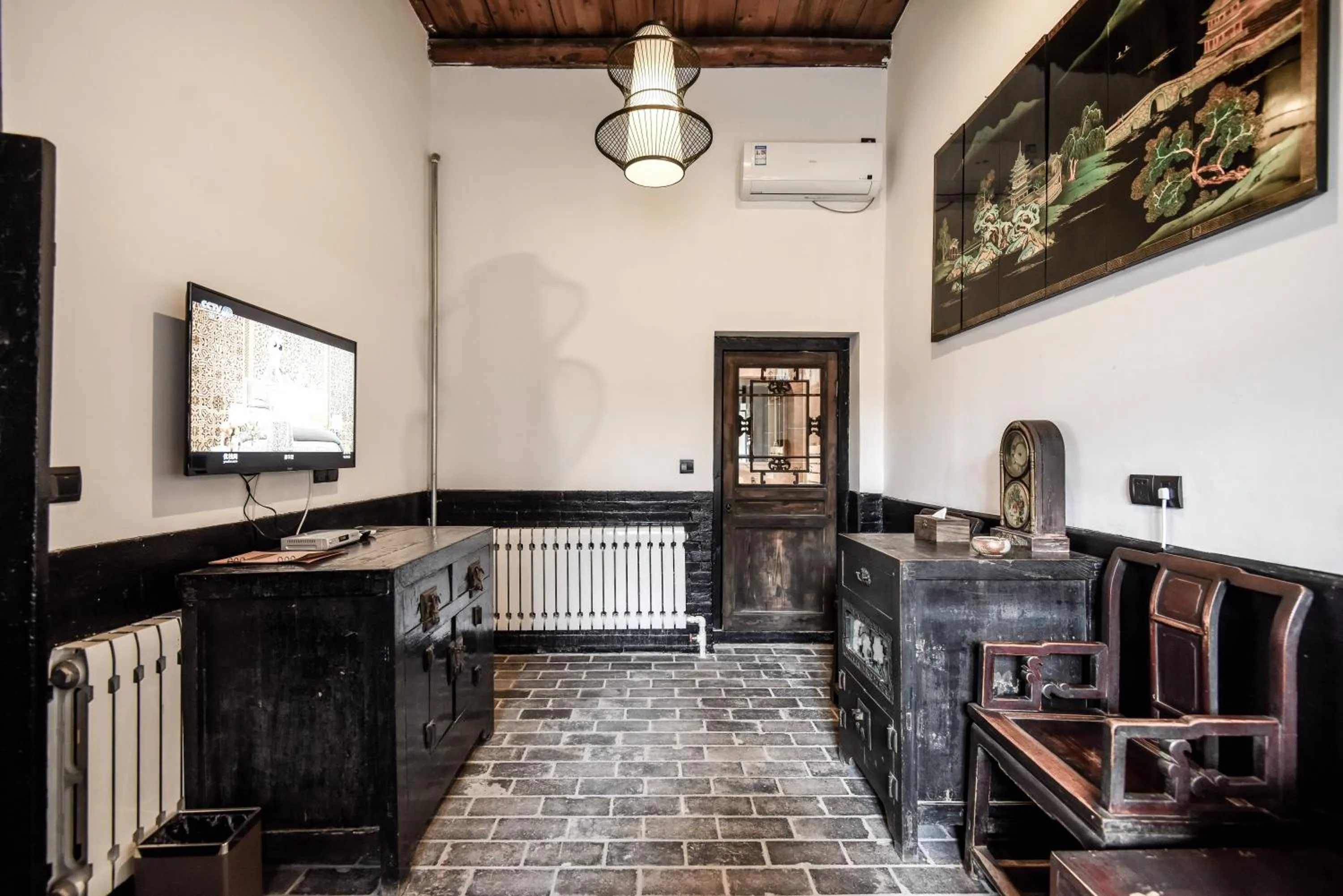 Bedroom in Elsewhere Hotel The former residence of the draft bank