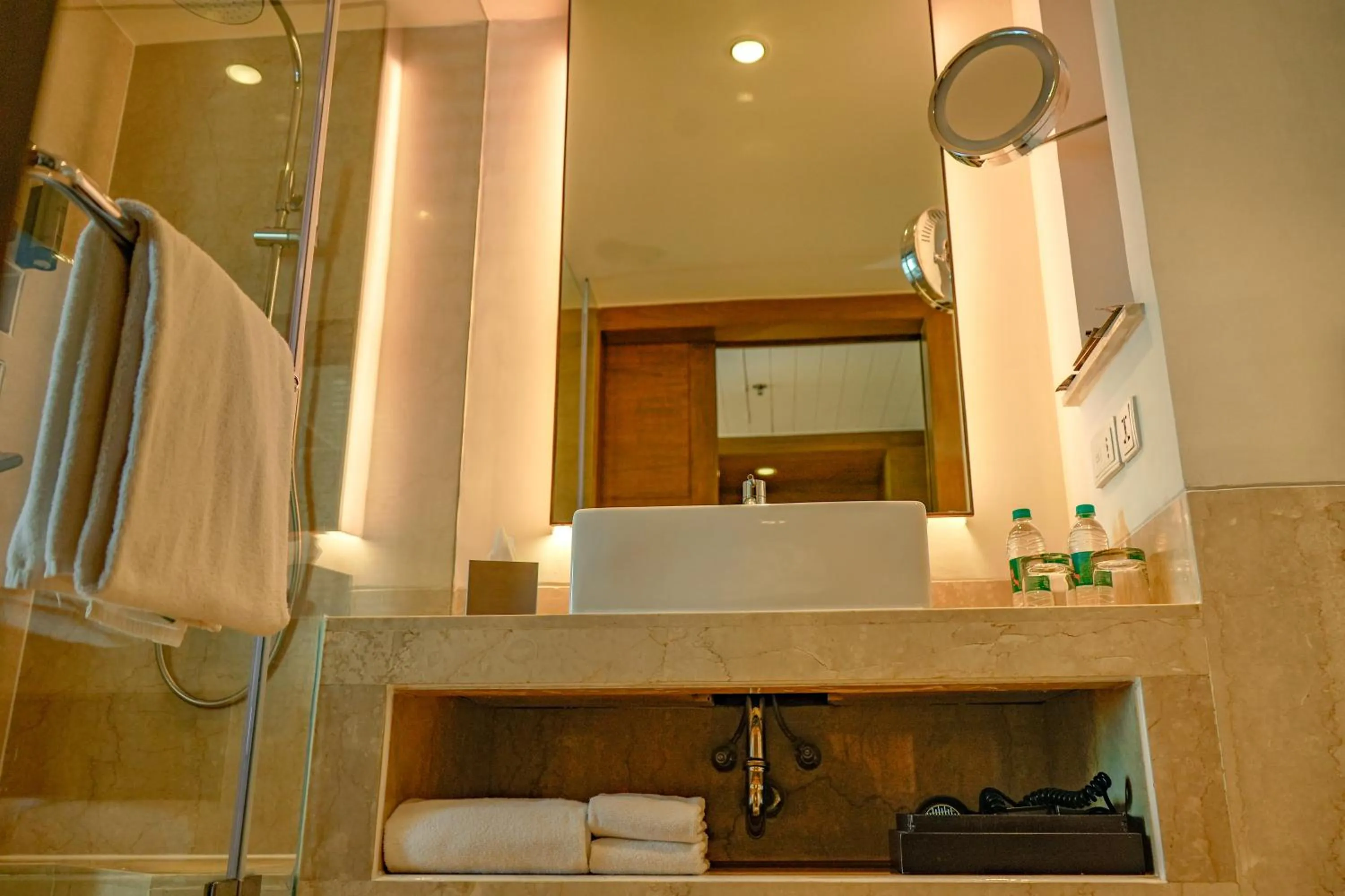 Shower in Courtyard by Marriott Gurugram Downtown