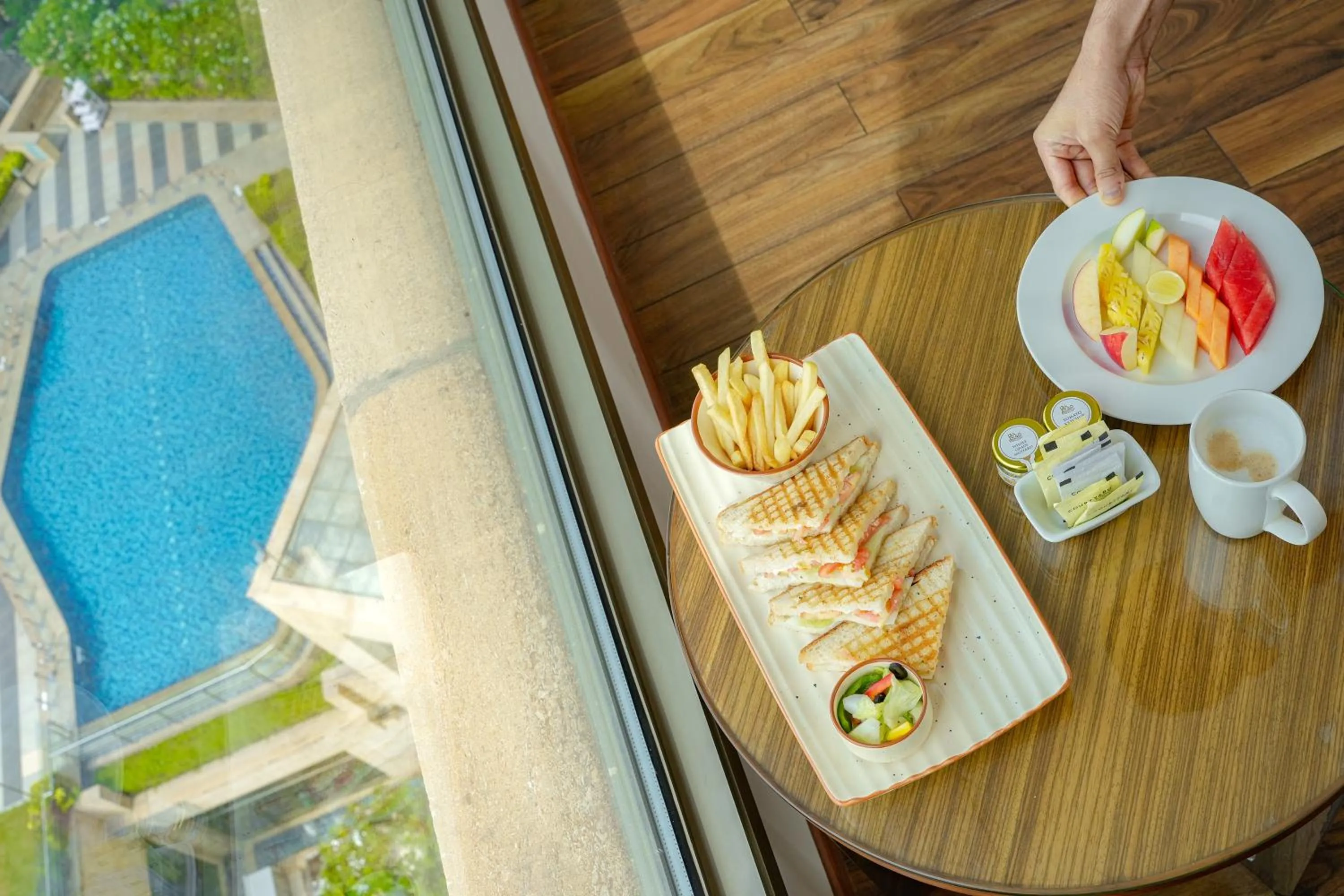 Coffee/tea facilities in Courtyard by Marriott Gurugram Downtown