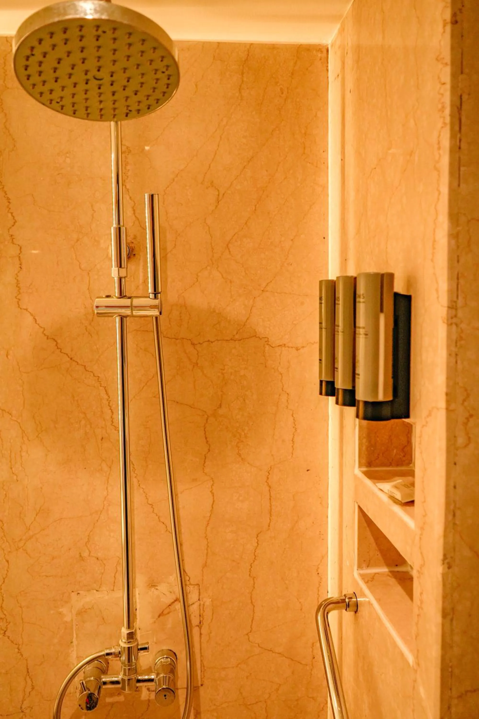 Shower in Courtyard by Marriott Gurugram Downtown