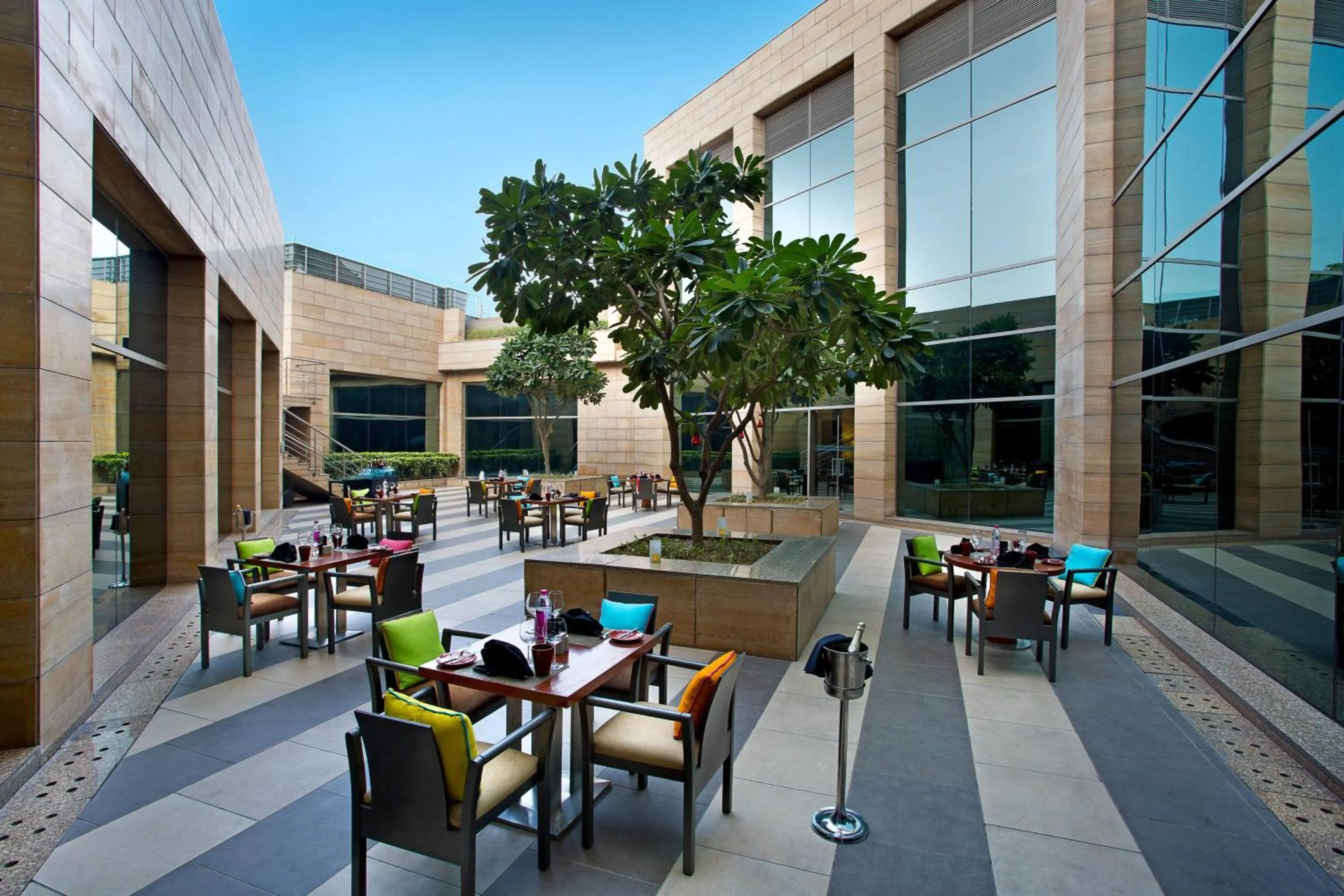 Restaurant/places to eat in Courtyard by Marriott Gurugram Downtown