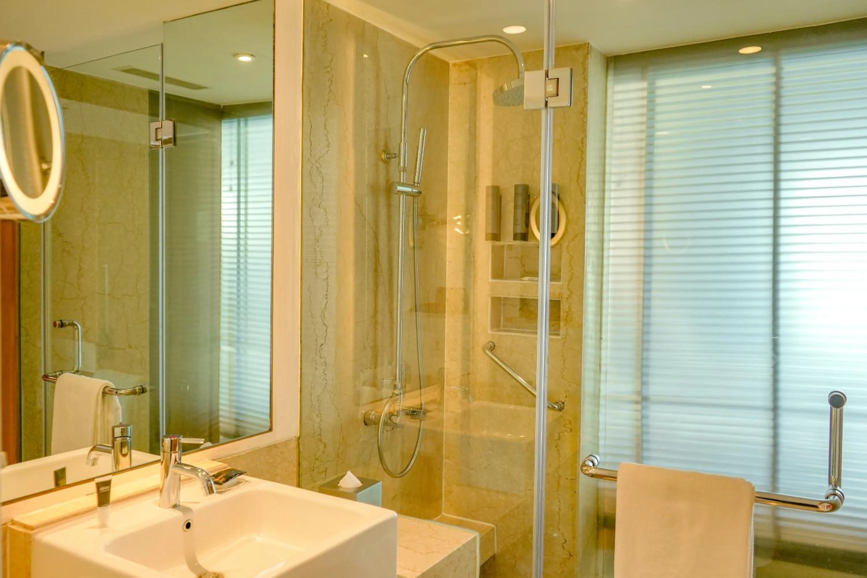 Shower in Courtyard by Marriott Gurugram Downtown