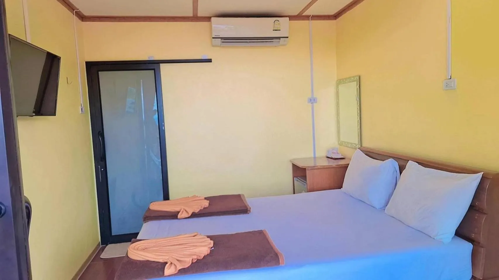 Bed in Phi Phi Sand Sea View Resort