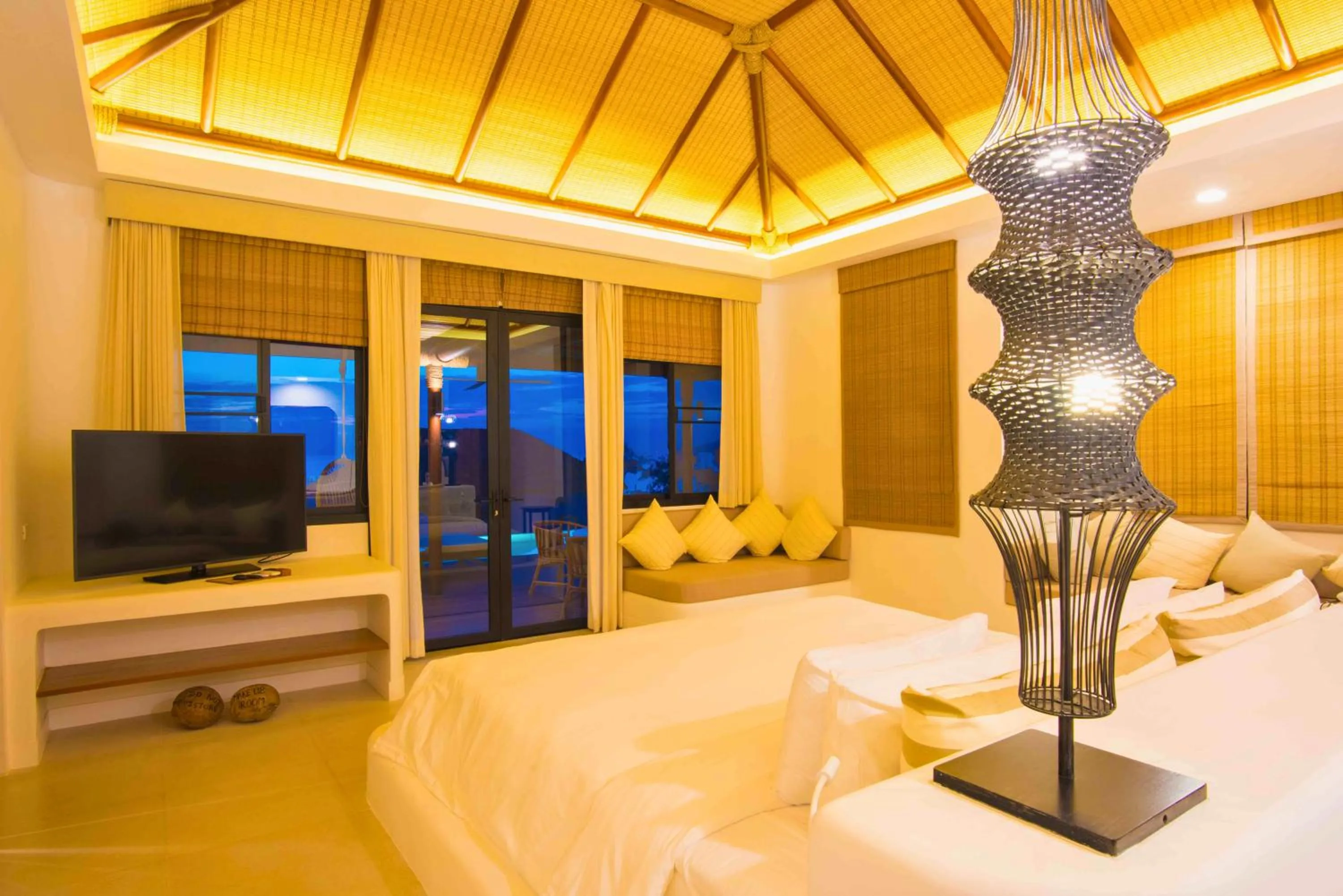 Communal lounge/ TV room, Bed in The Royal Sands Koh Rong