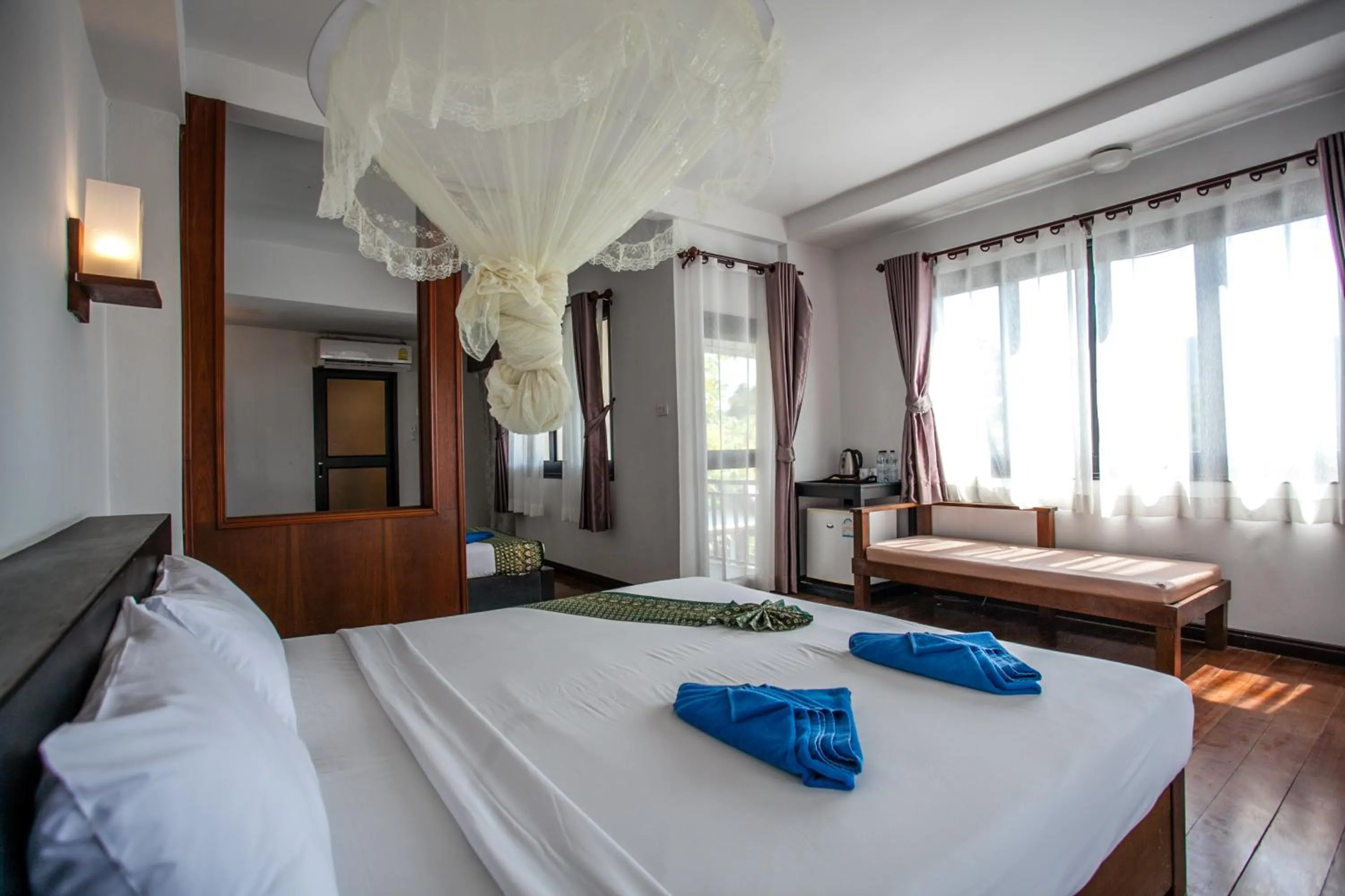 Photo of the whole room, Bed in Phitharom PP Resort