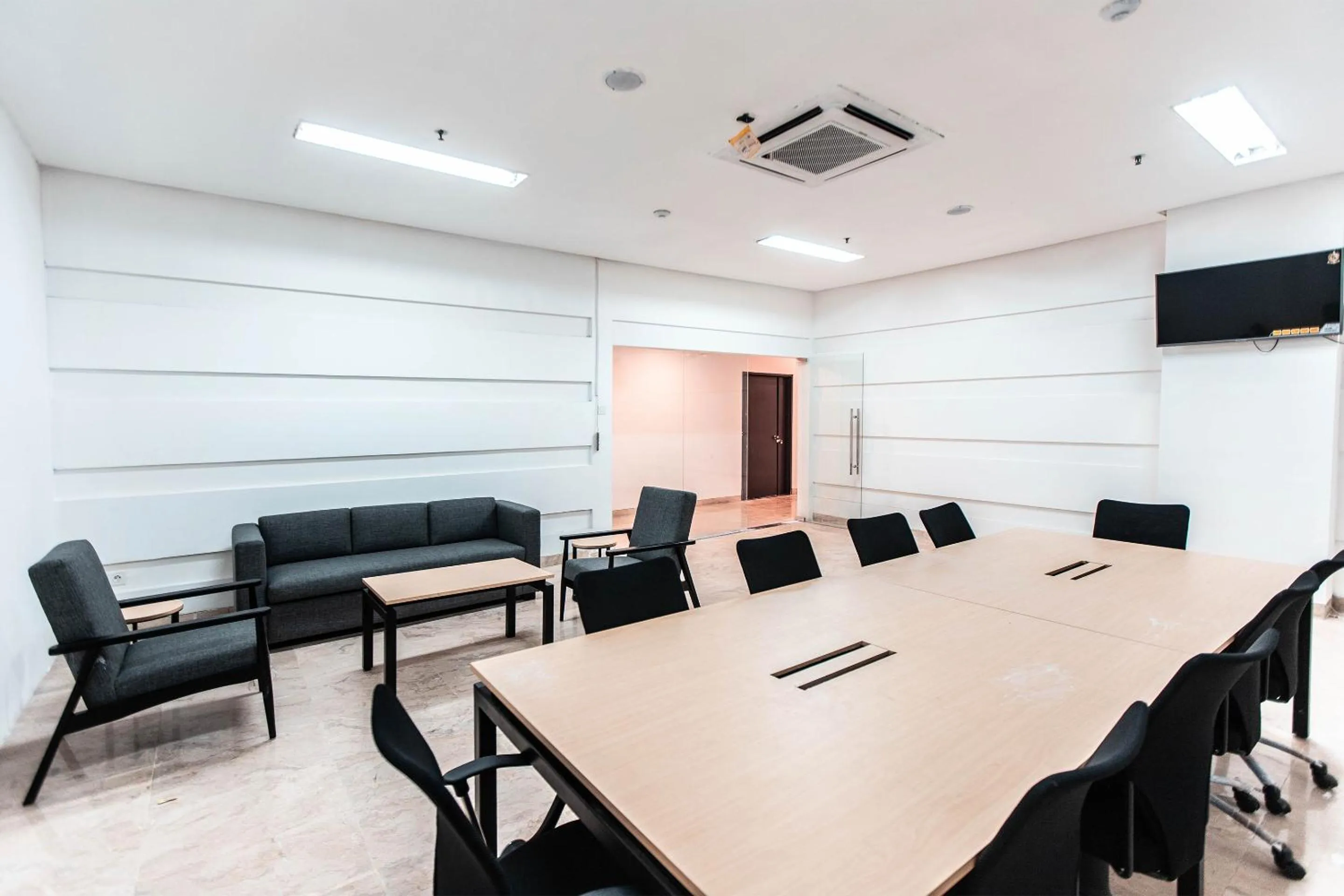 Business facilities in Super OYO Townhouse 1 Hotel Salemba