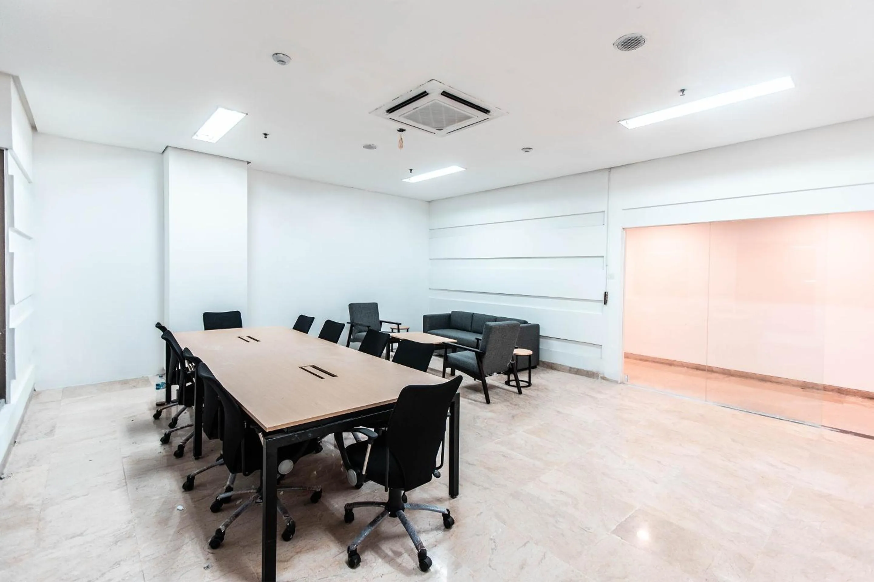 Business facilities in Super OYO Townhouse 1 Hotel Salemba