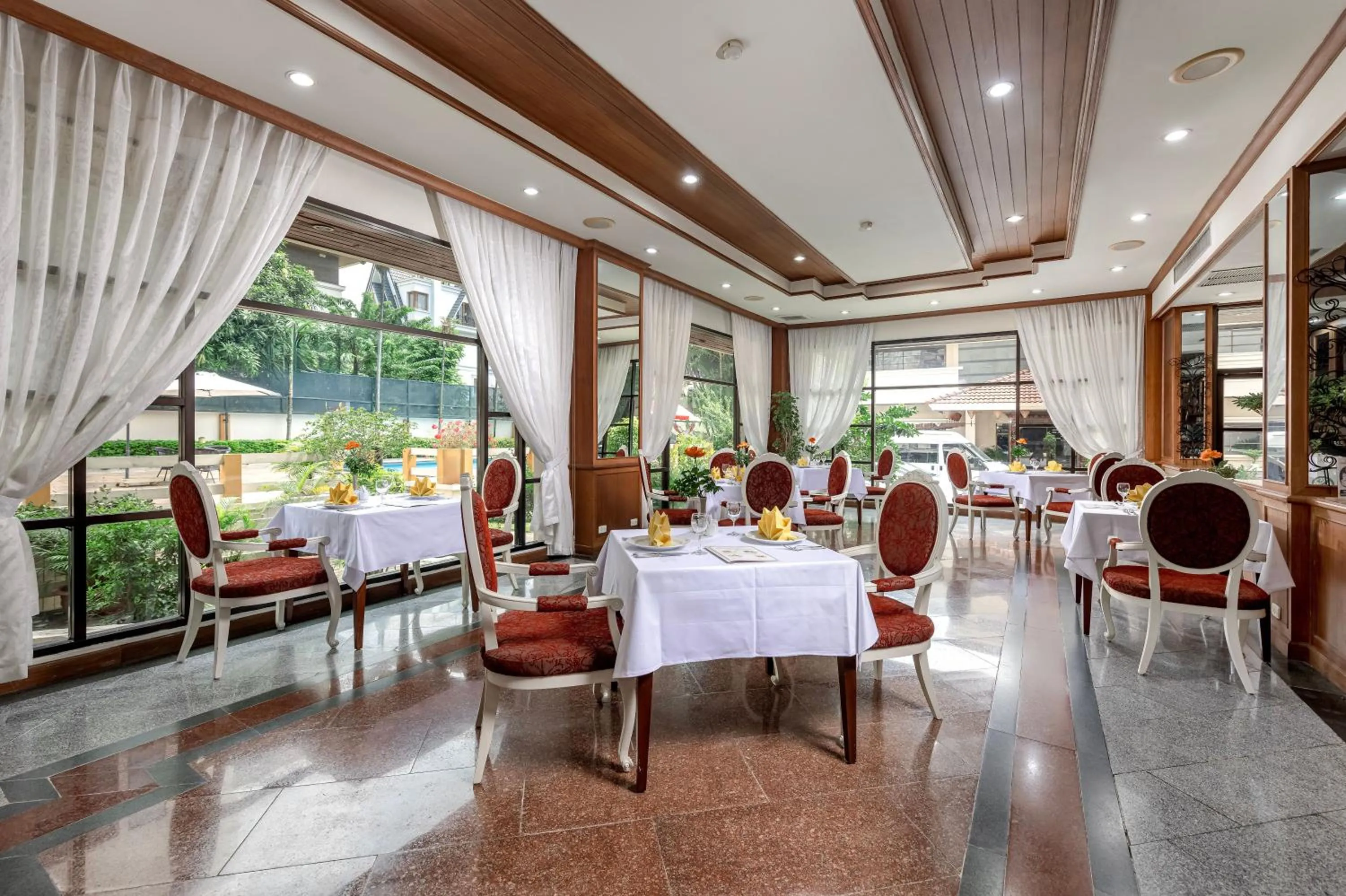 Restaurant/places to eat in Oriental Palace Apartments Hanoi