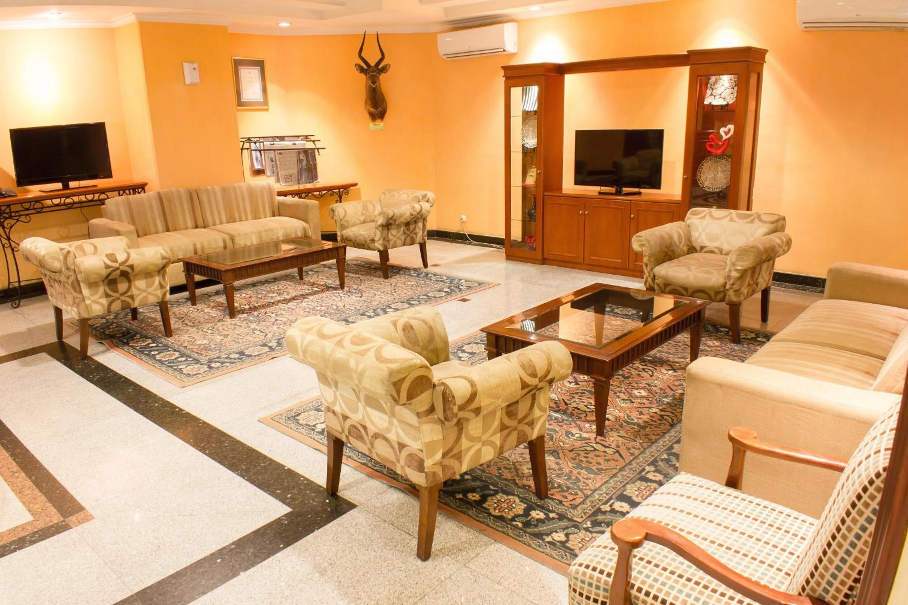Communal lounge/ TV room in Travellers Suites Serviced Apartments