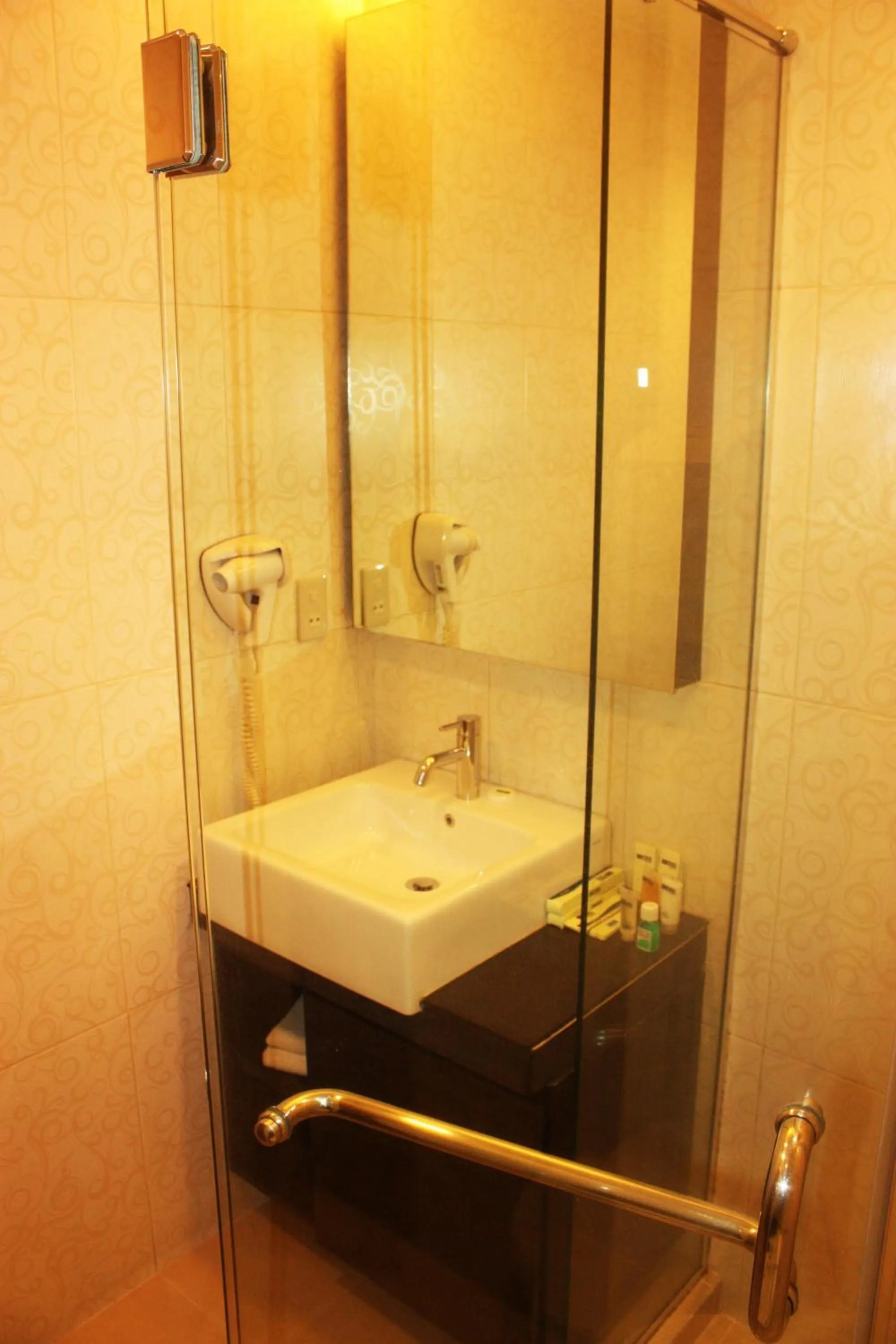 Shower in Travellers Suites Serviced Apartments