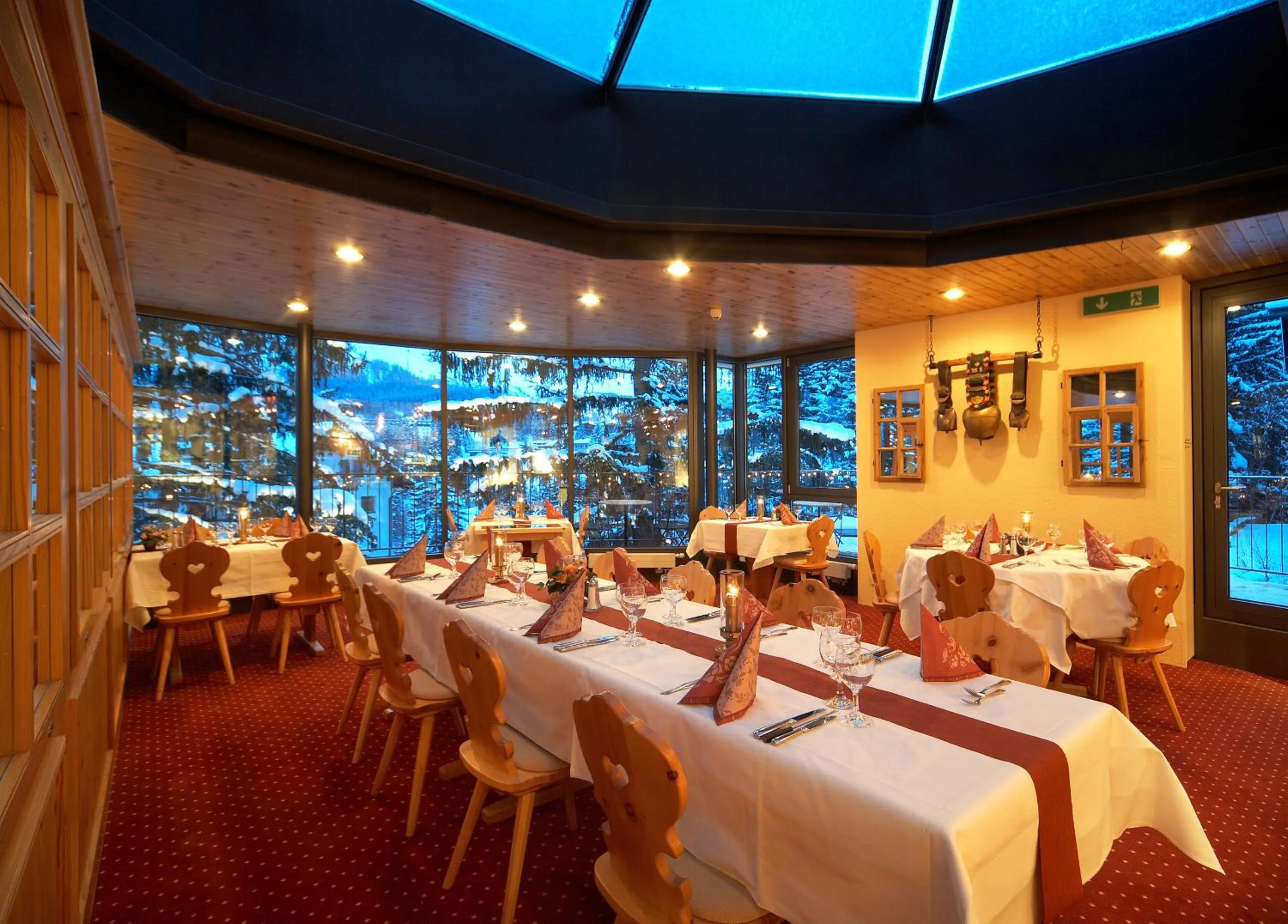 Restaurant/places to eat in Hotel Astoria