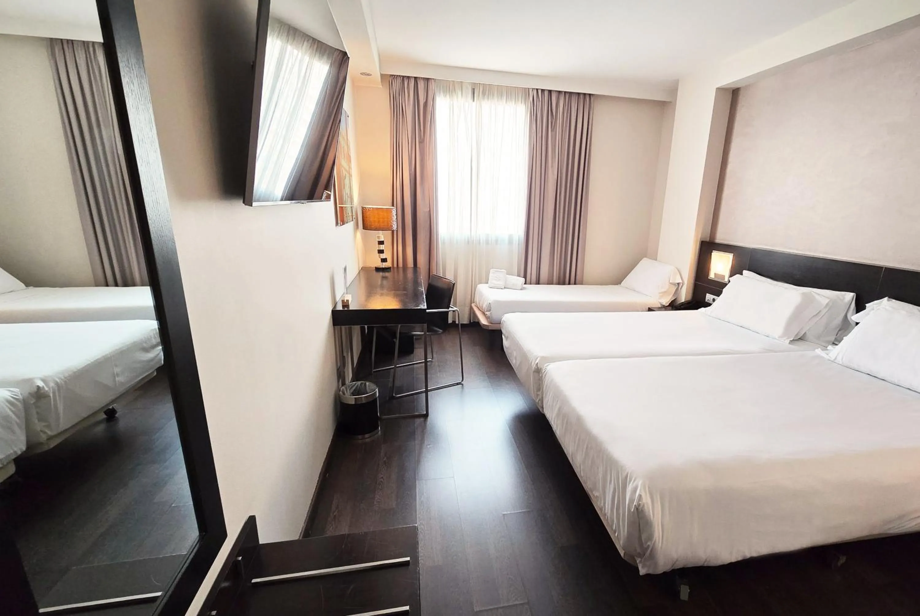 Photo of the whole room, Bed in Sercotel Aura Algeciras
