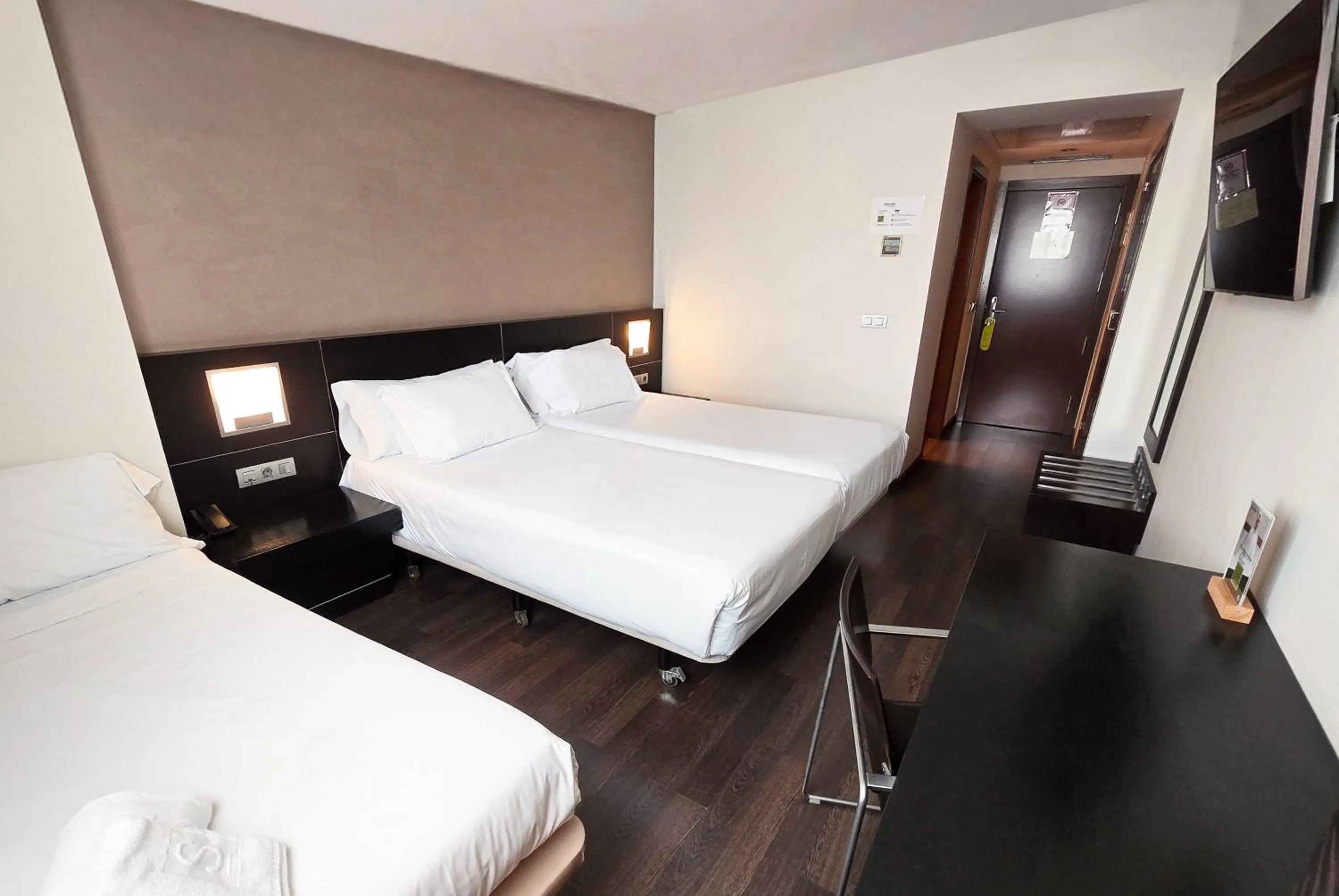 Photo of the whole room, Bed in Sercotel Aura Algeciras