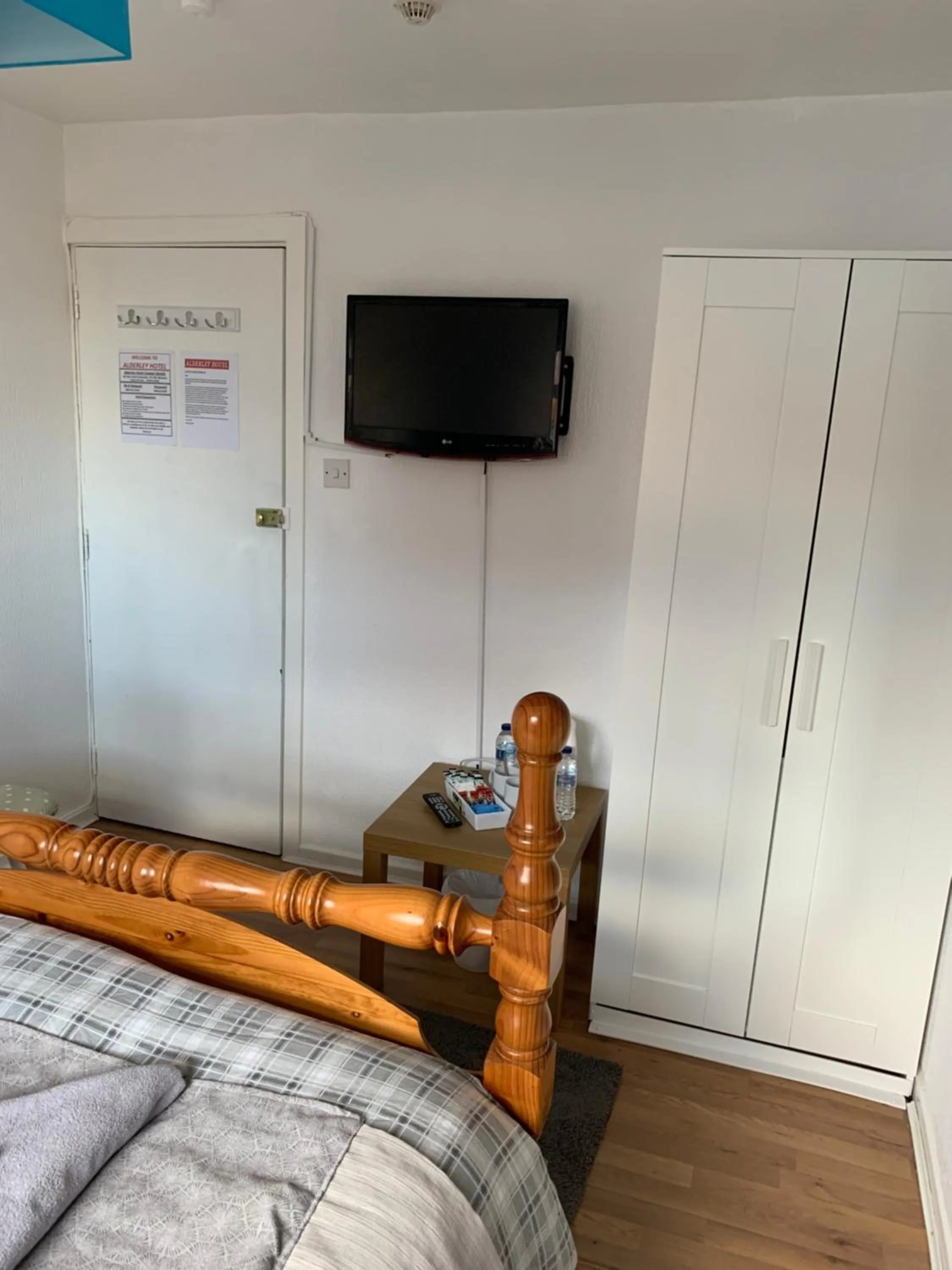 TV and multimedia, Bed in Alderley Hotel Blackpool