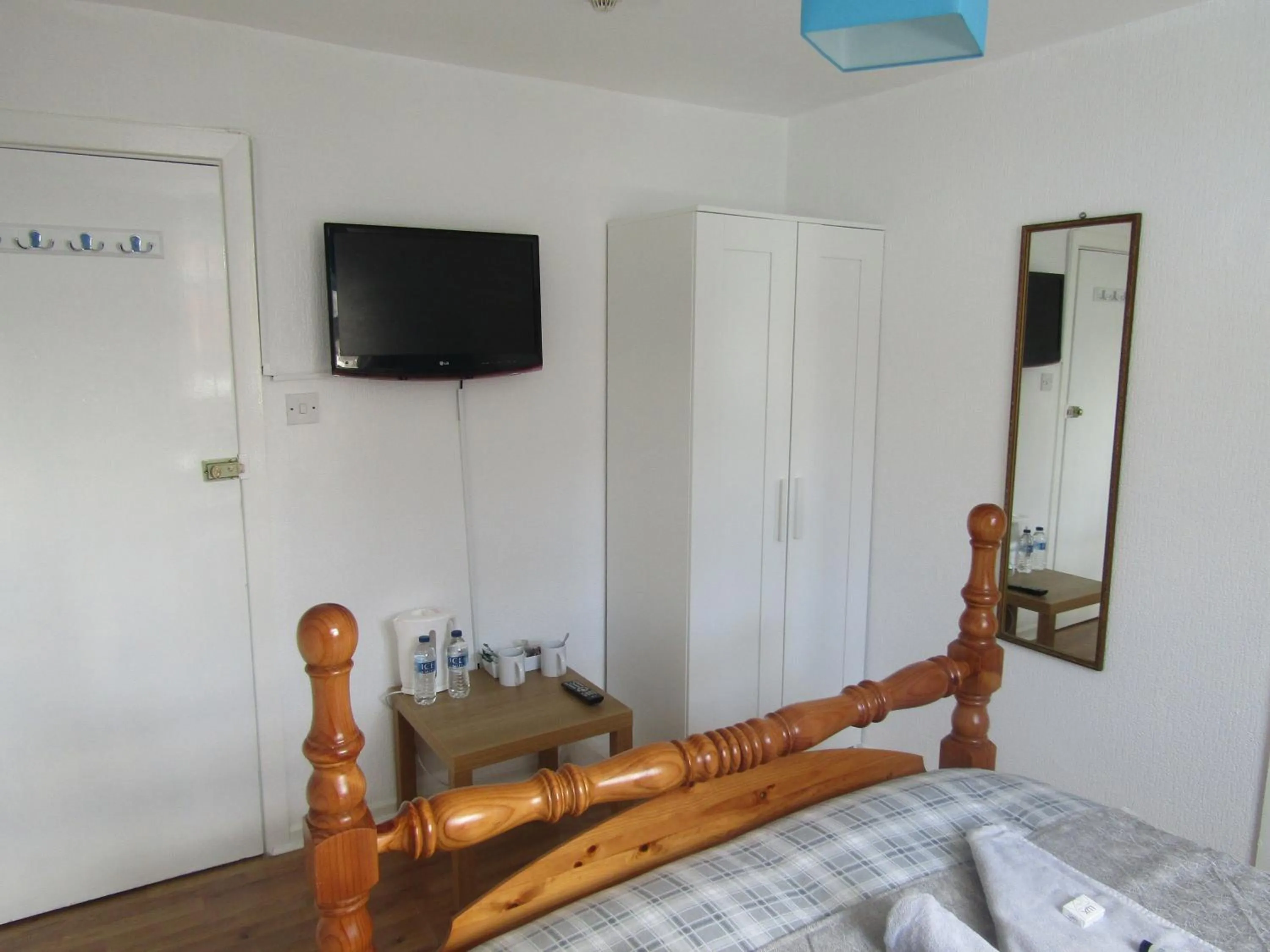 TV and multimedia, Bed in Alderley Hotel Blackpool