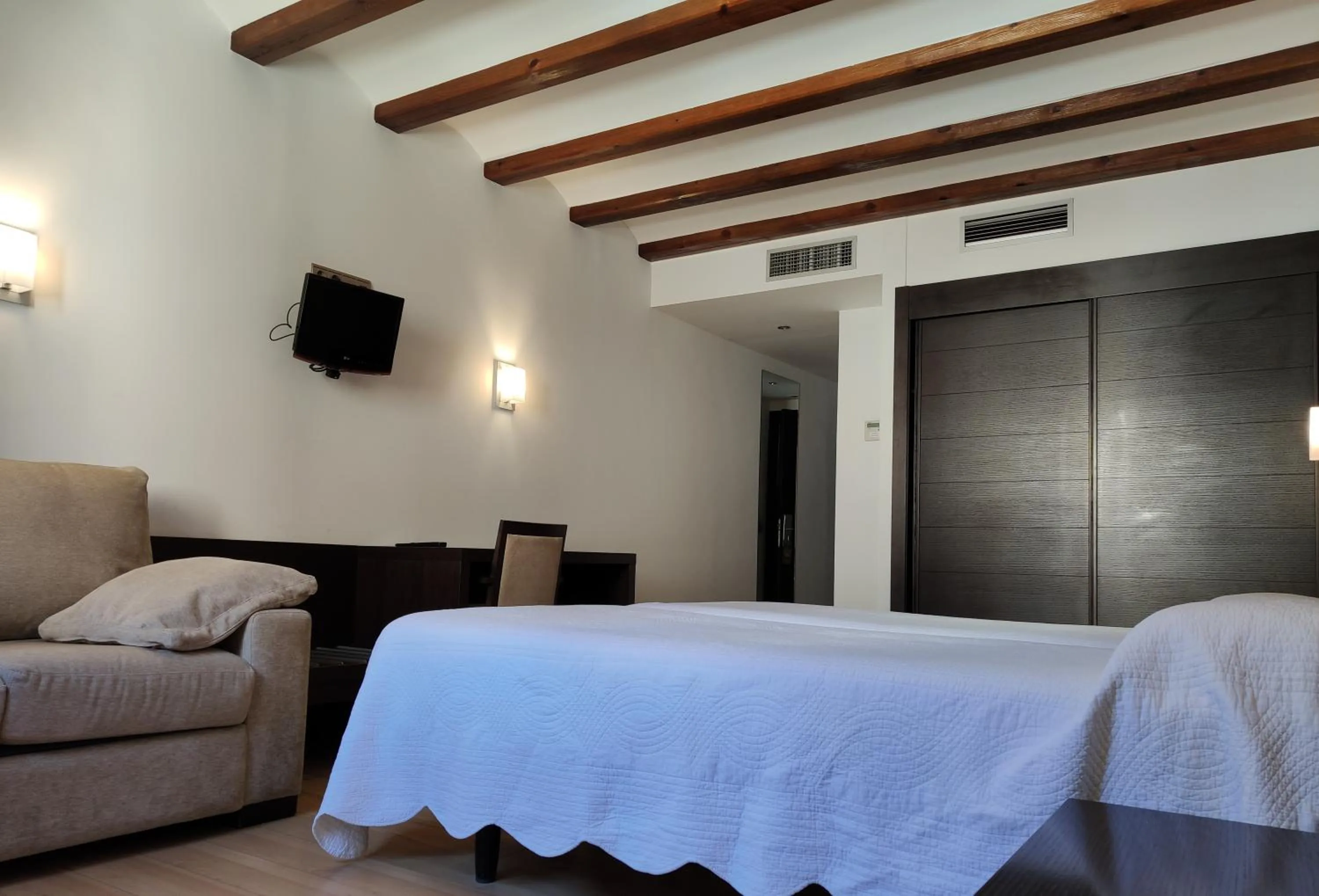 Photo of the whole room in Hotel Rey Sancho