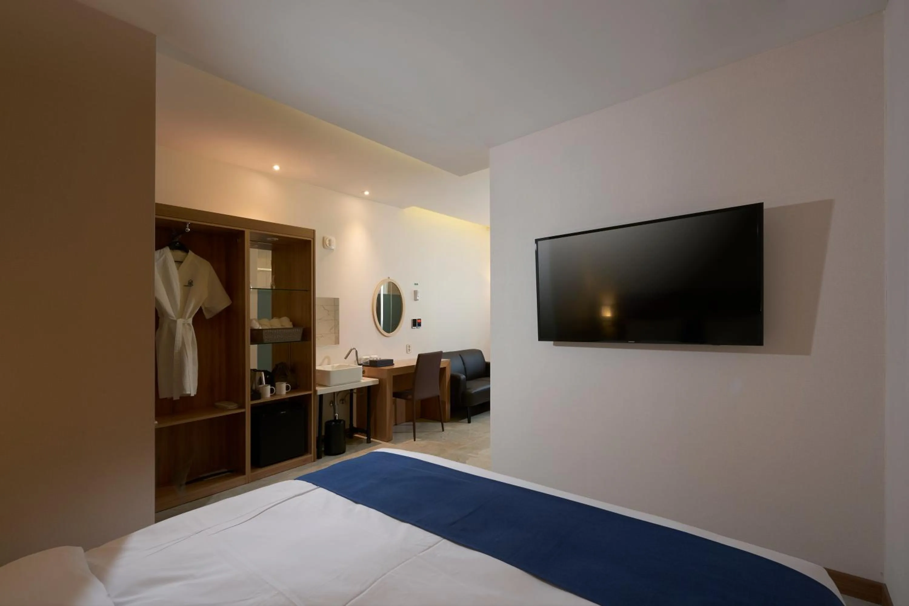 TV and multimedia, Bed in Benikea Hotel Yangsan