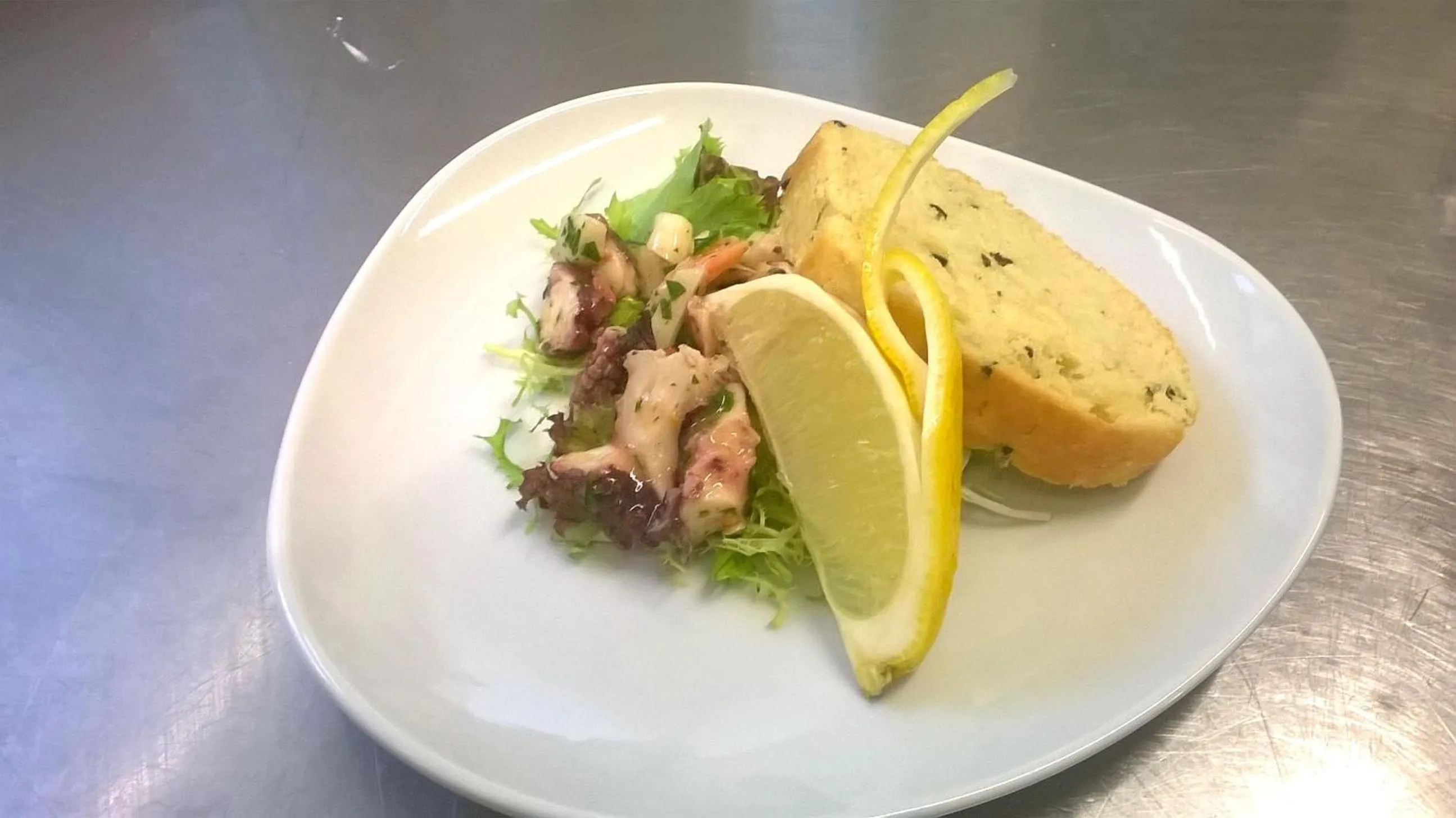 Restaurant/places to eat in Hotel Hell