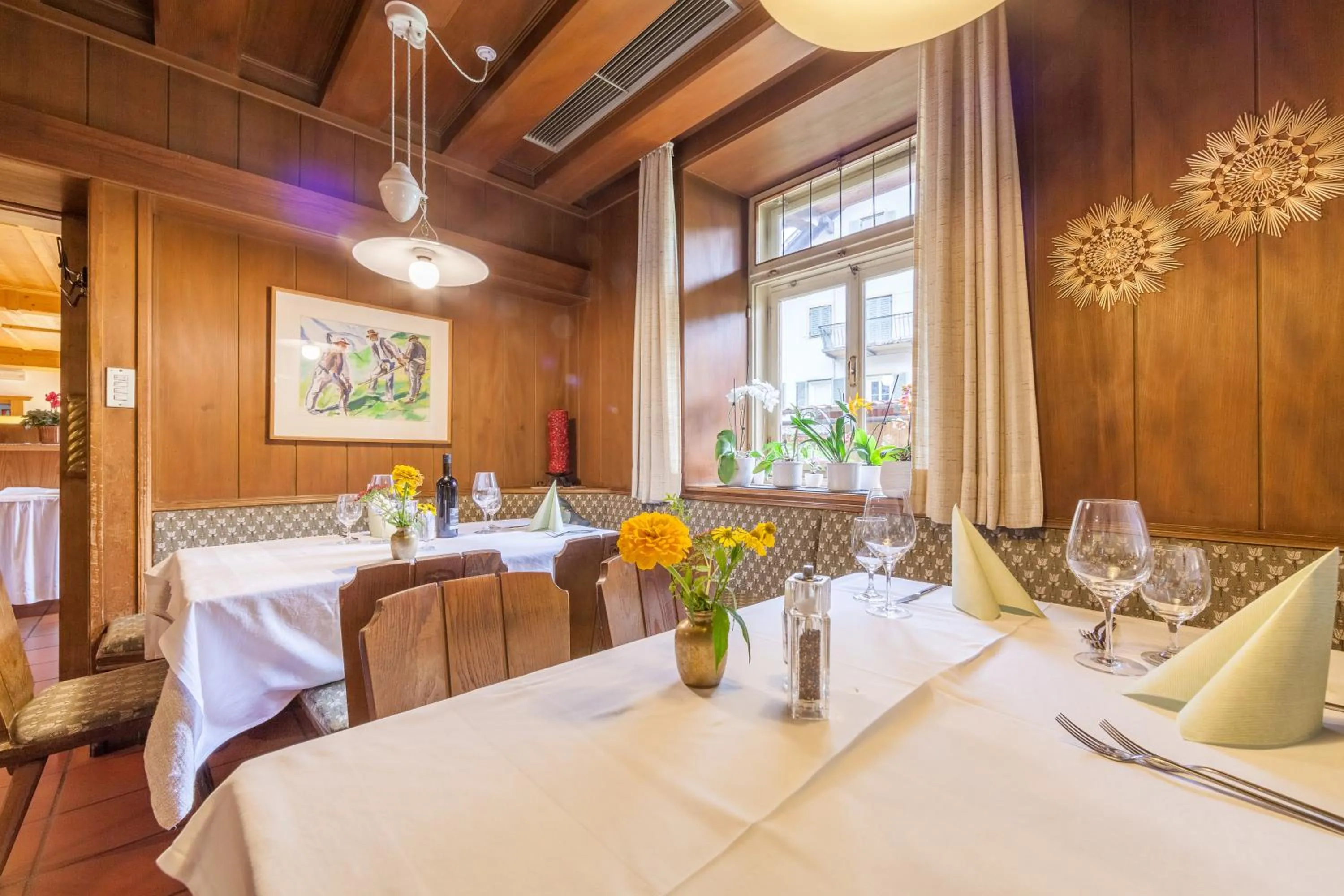 Restaurant/places to eat in Hotel Hell