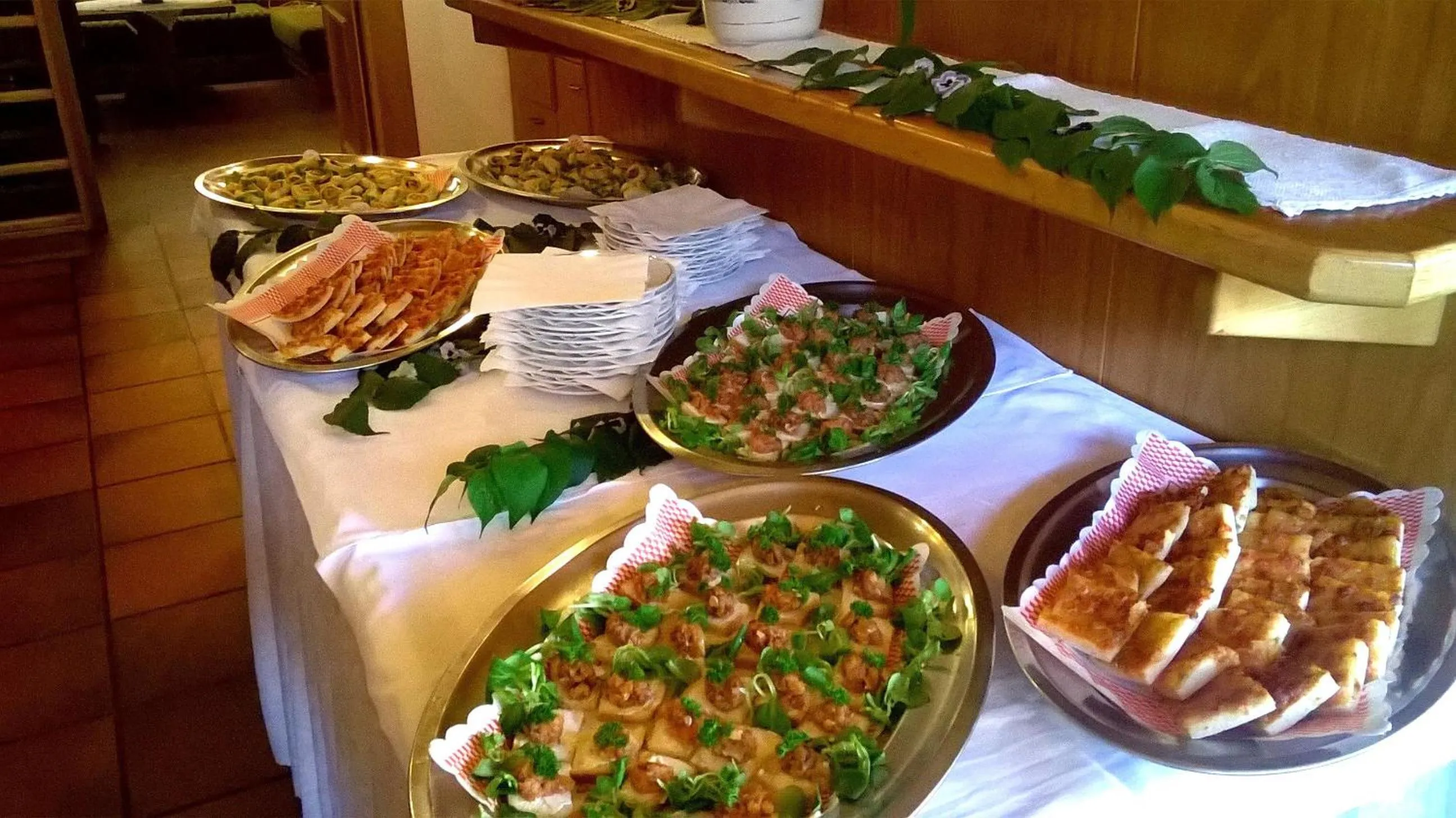 Restaurant/places to eat in Hotel Hell