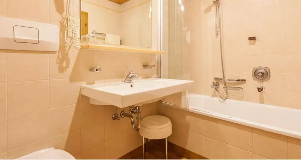 Deluxe Double or Twin Room with Balcony in Hotel Hell Deluxe Double or Twin Room with Balcony in Hotel Hell