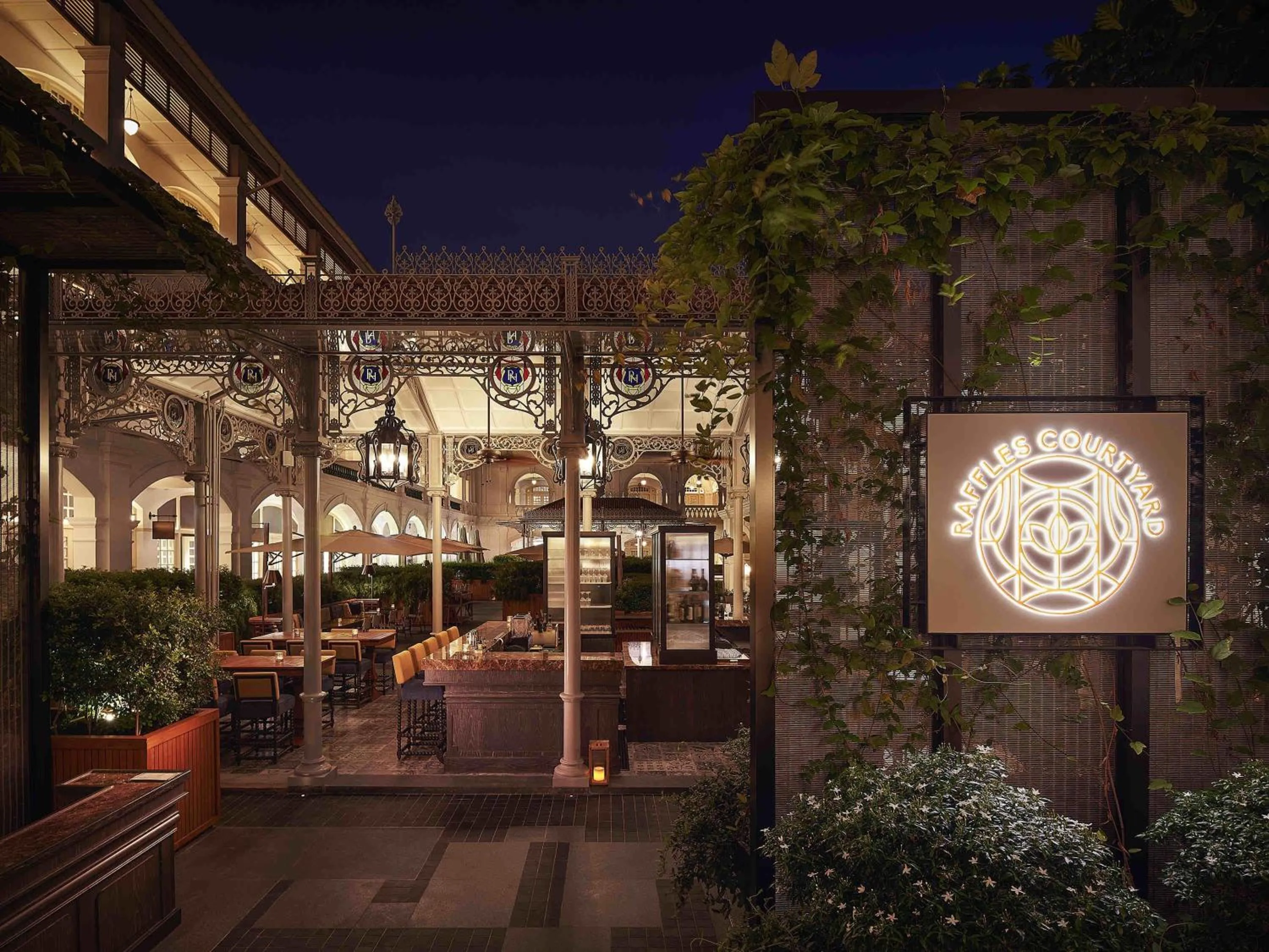 Lounge or bar in Raffles Singapore