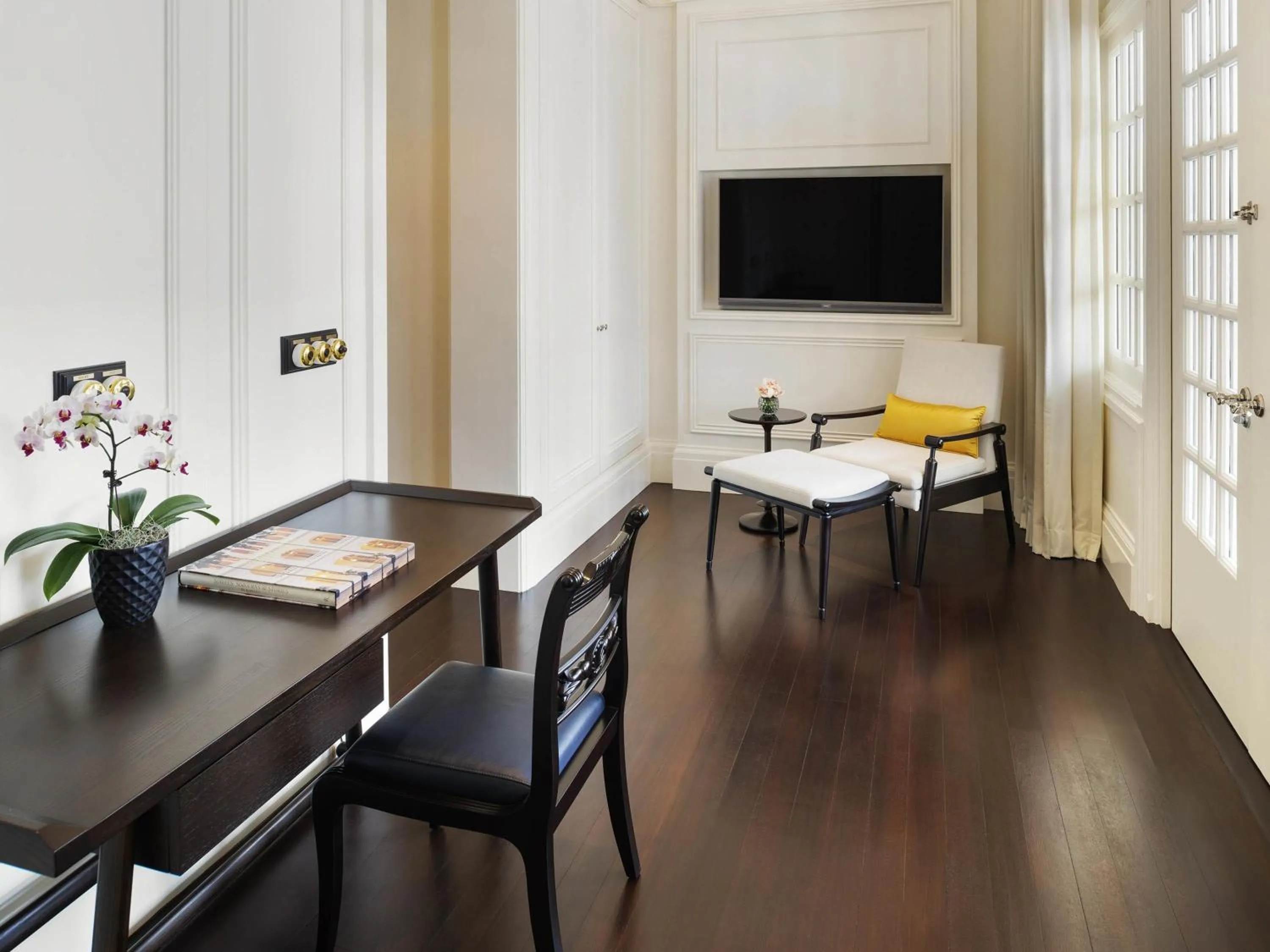 Business facilities in Raffles Singapore