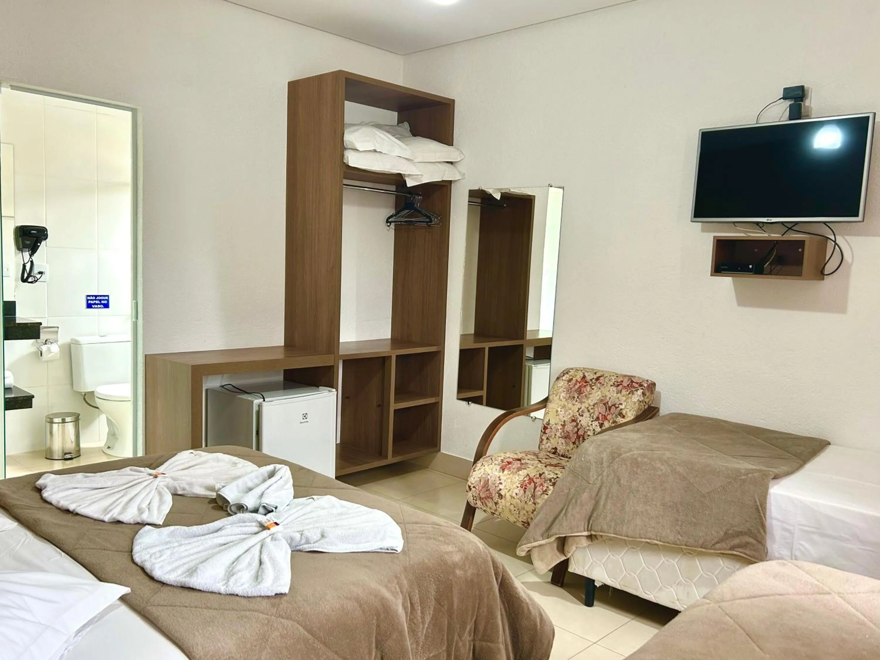 Photo of the whole room, Bed in Pousada Rainha Dos Lagos