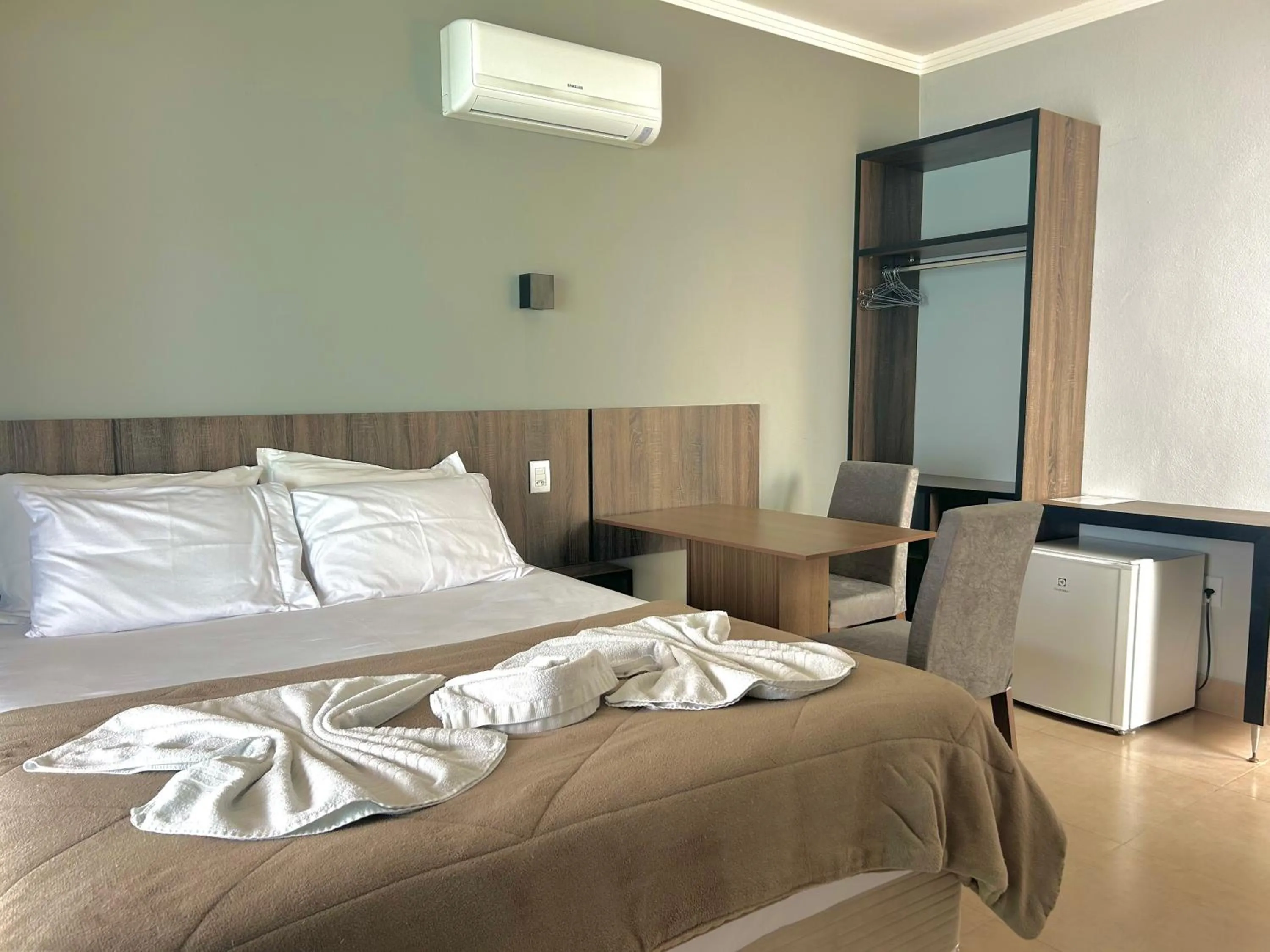 Photo of the whole room, Bed in Pousada Rainha Dos Lagos