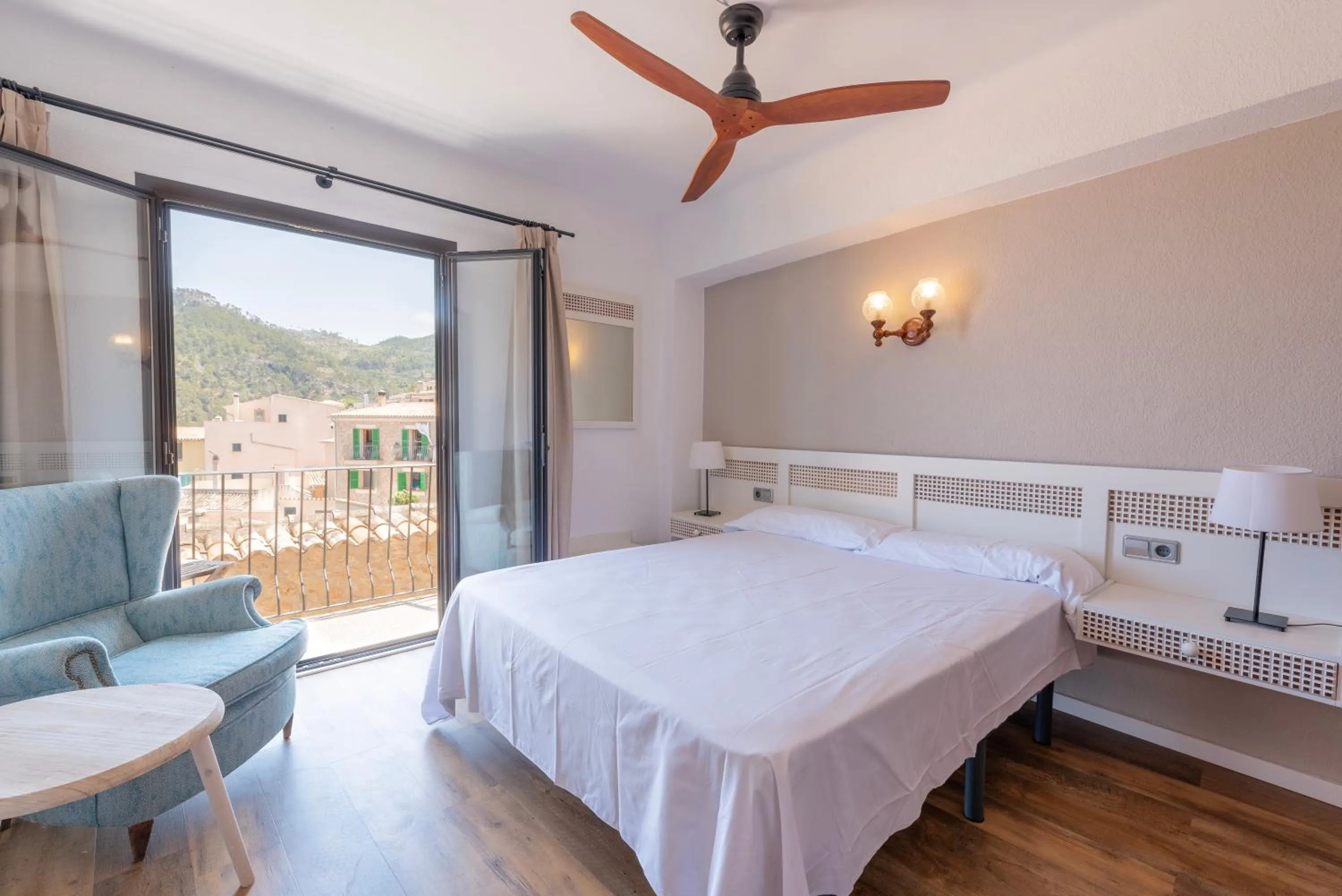 Double Room with Balcony and Partial Sea View in Hostal Sa Baronia