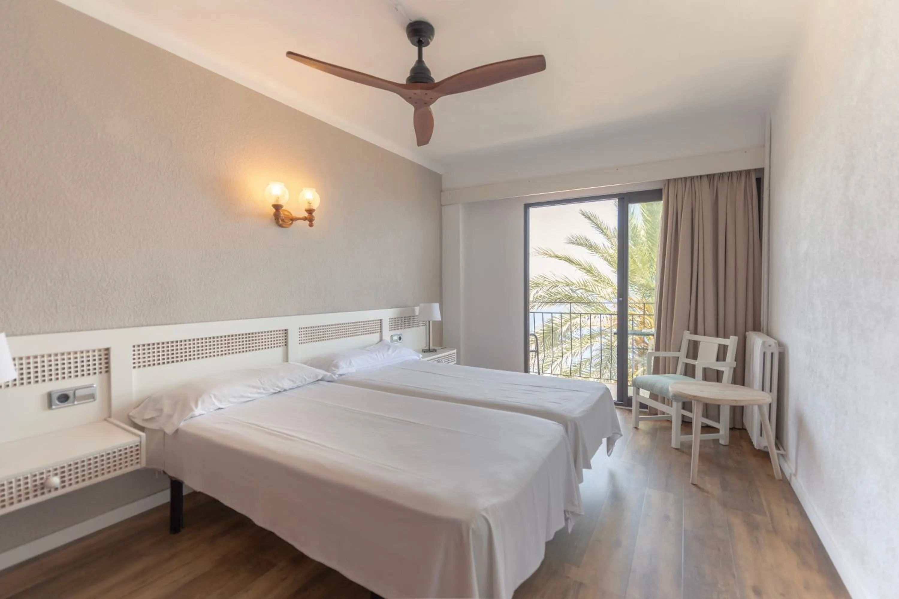 Double Room with Balcony and Sea View in Hostal Sa Baronia