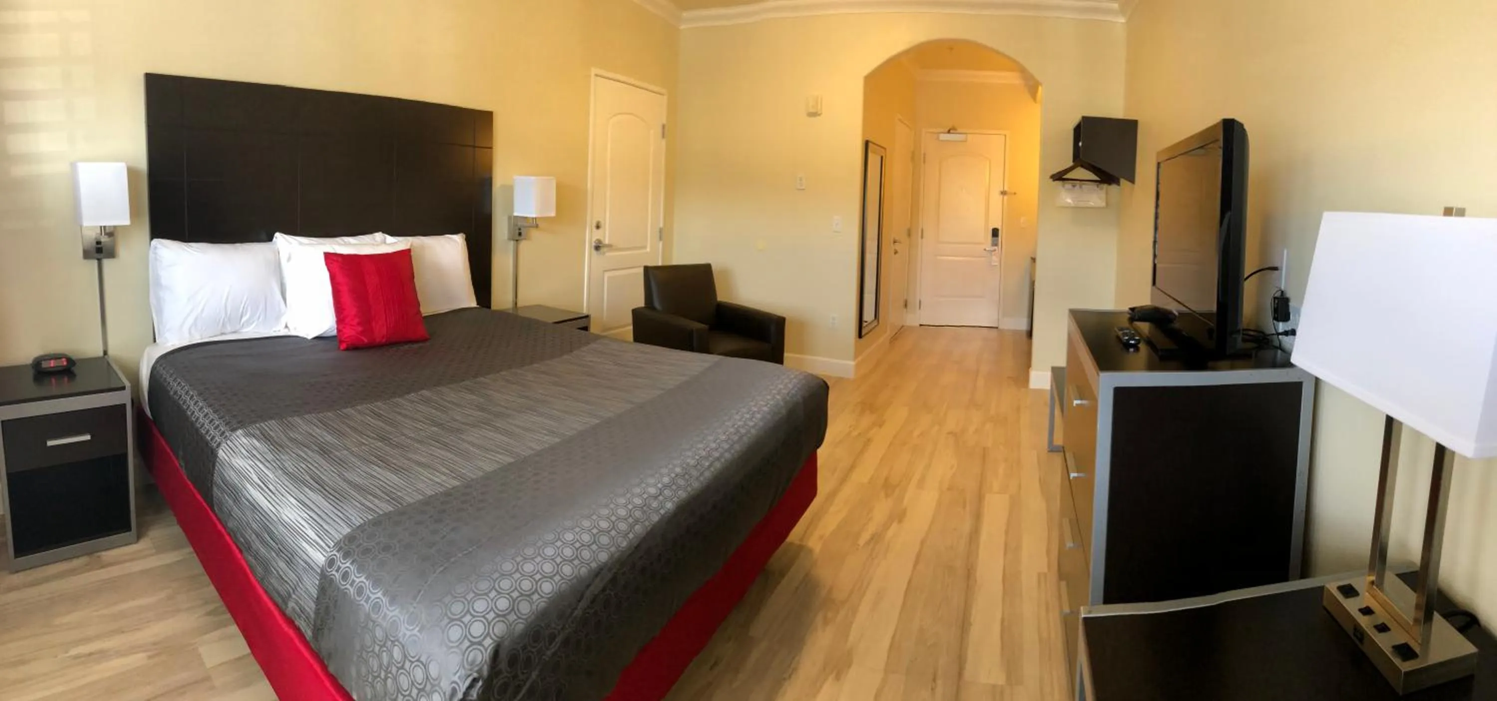 Bed in Gateway Inn and Suites San Francisco SFO Airport