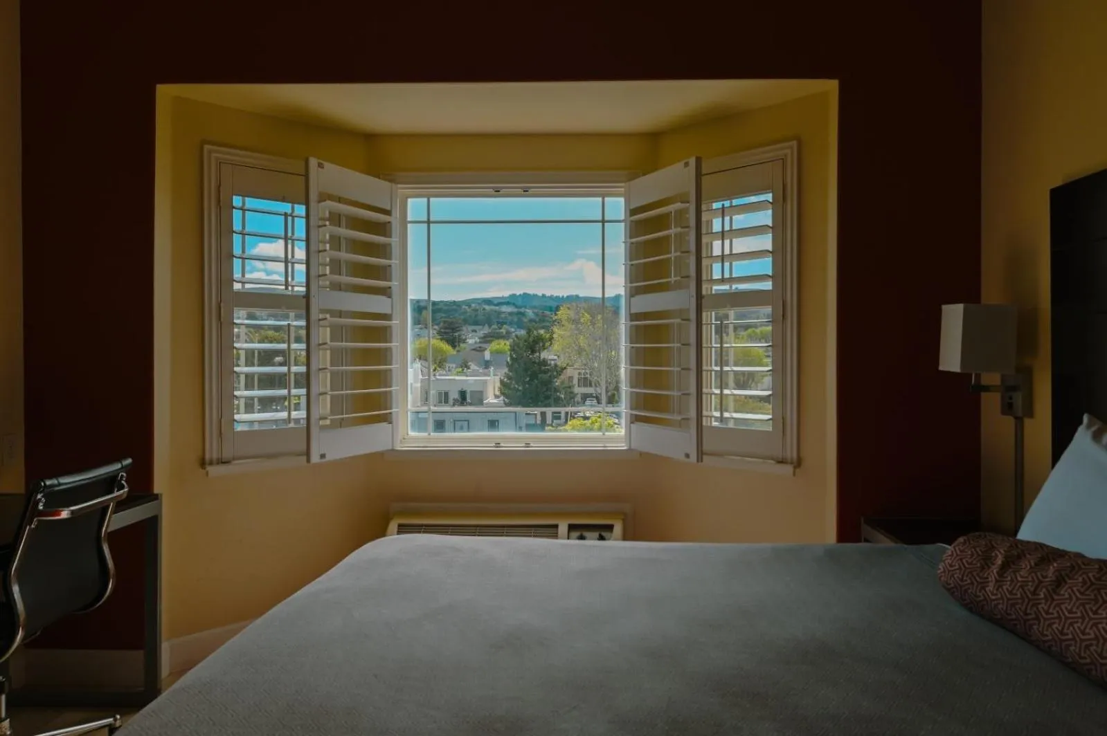 View (from property/room), Bed in Gateway Inn and Suites San Francisco SFO Airport