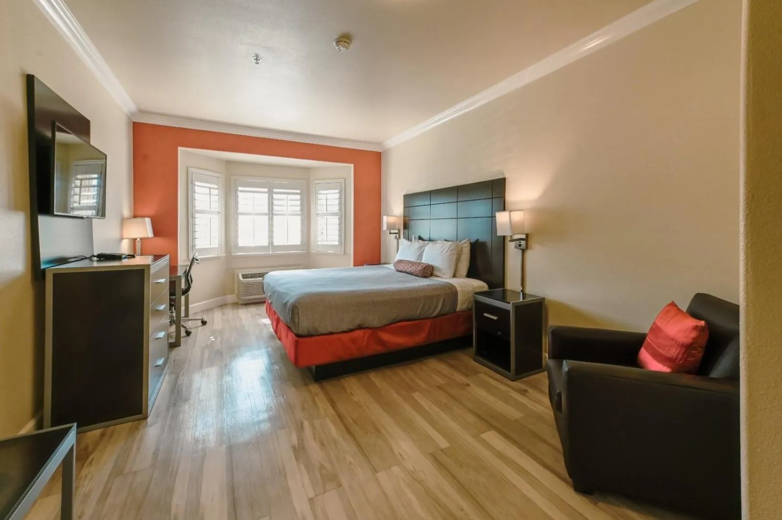 Bed in Gateway Inn and Suites San Francisco SFO Airport