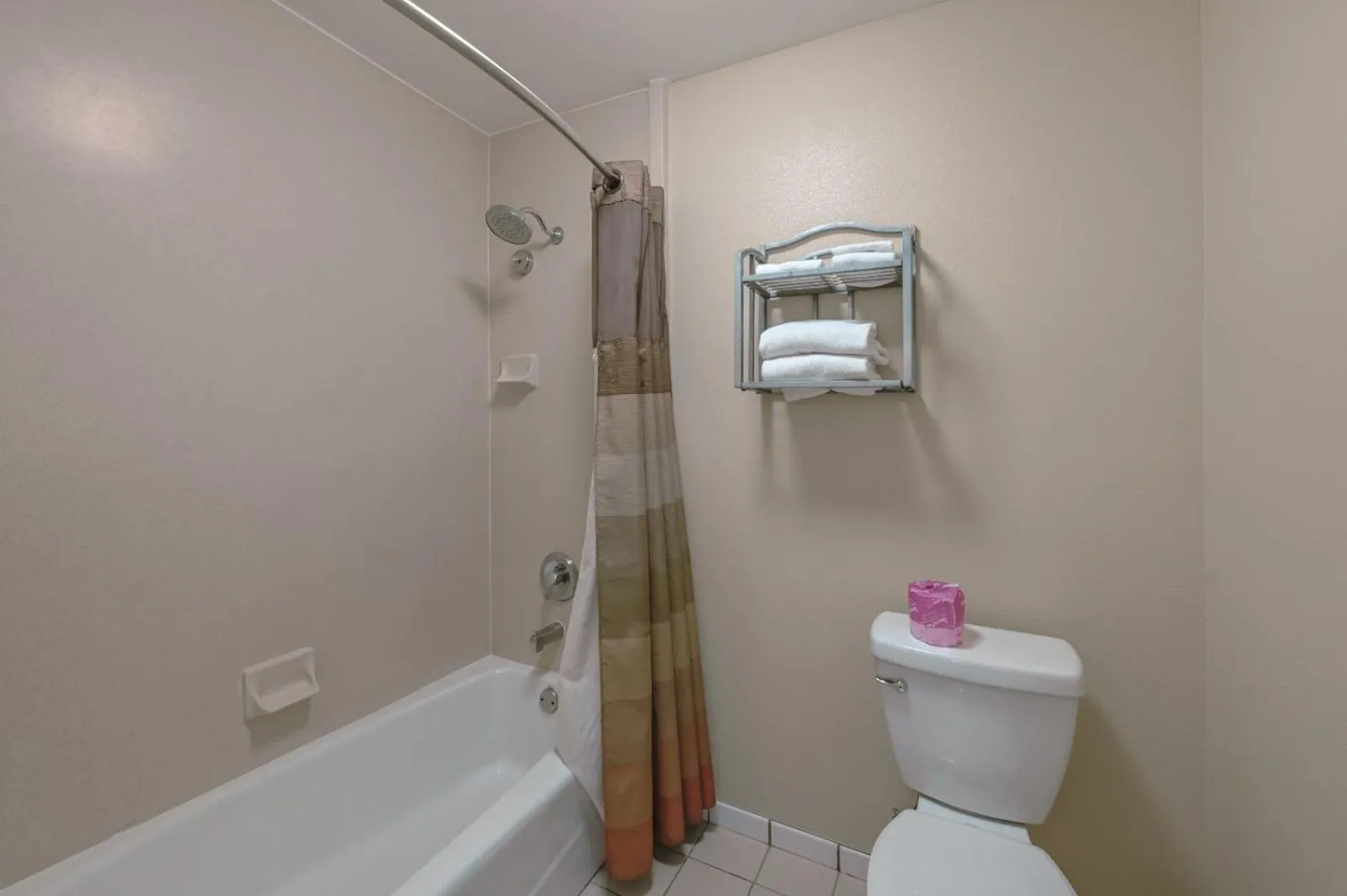 Bathroom in Gateway Inn and Suites San Francisco SFO Airport