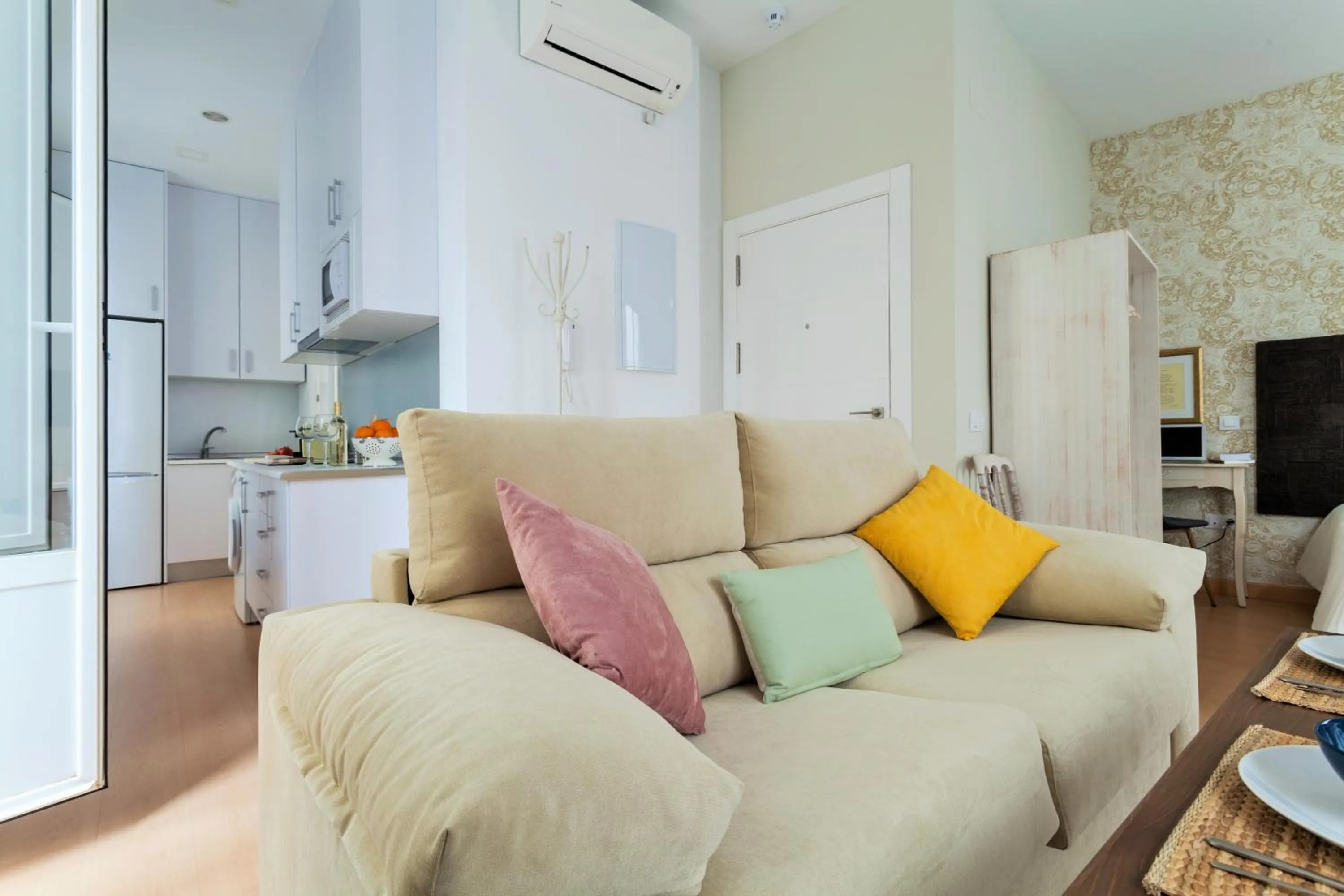 Hostly Acetres 1A loft in city center, comunal terrace, fibre,parking optional