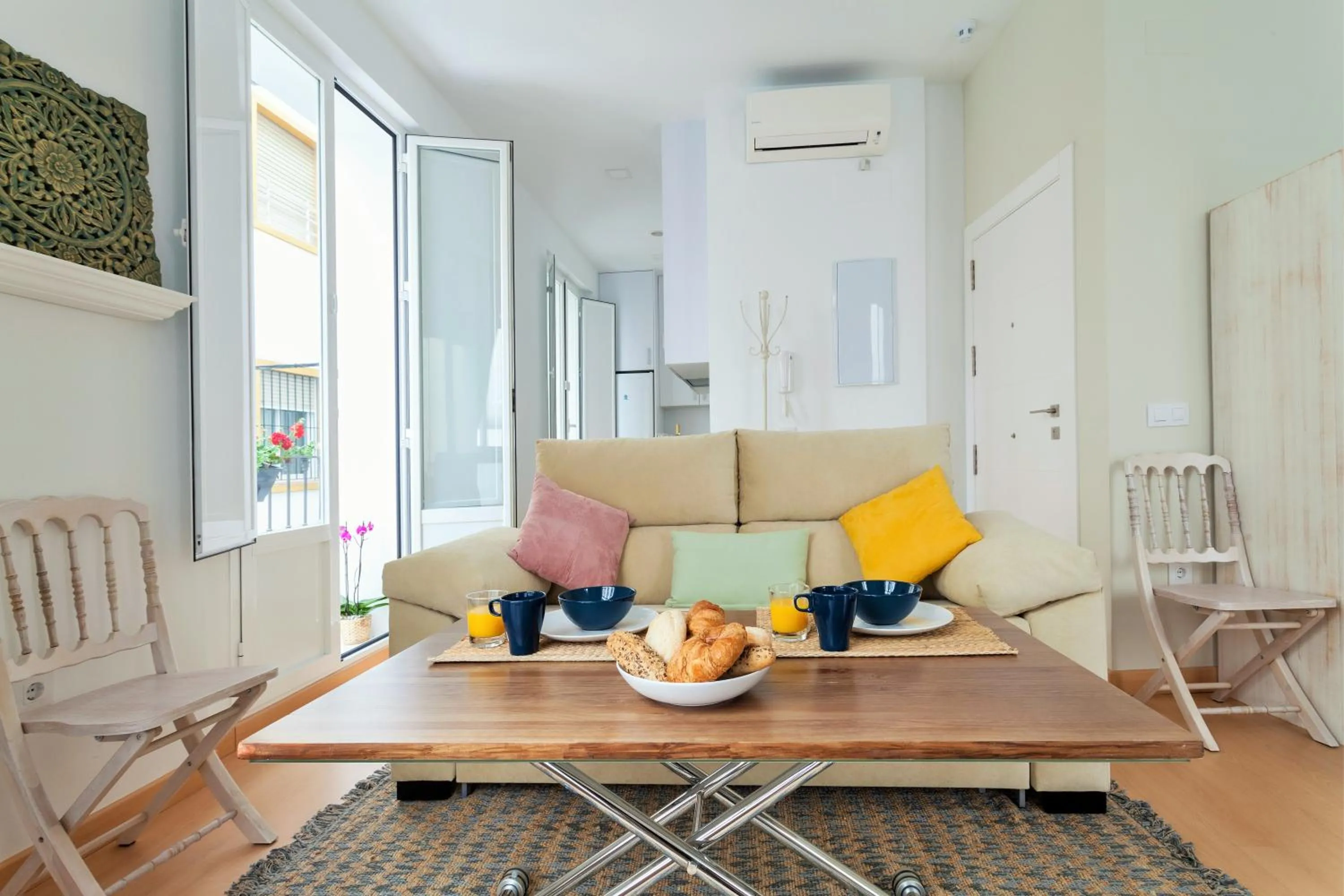 Living room in Hostly Acetres 1A loft in city center, comunal terrace, fibre,parking optional