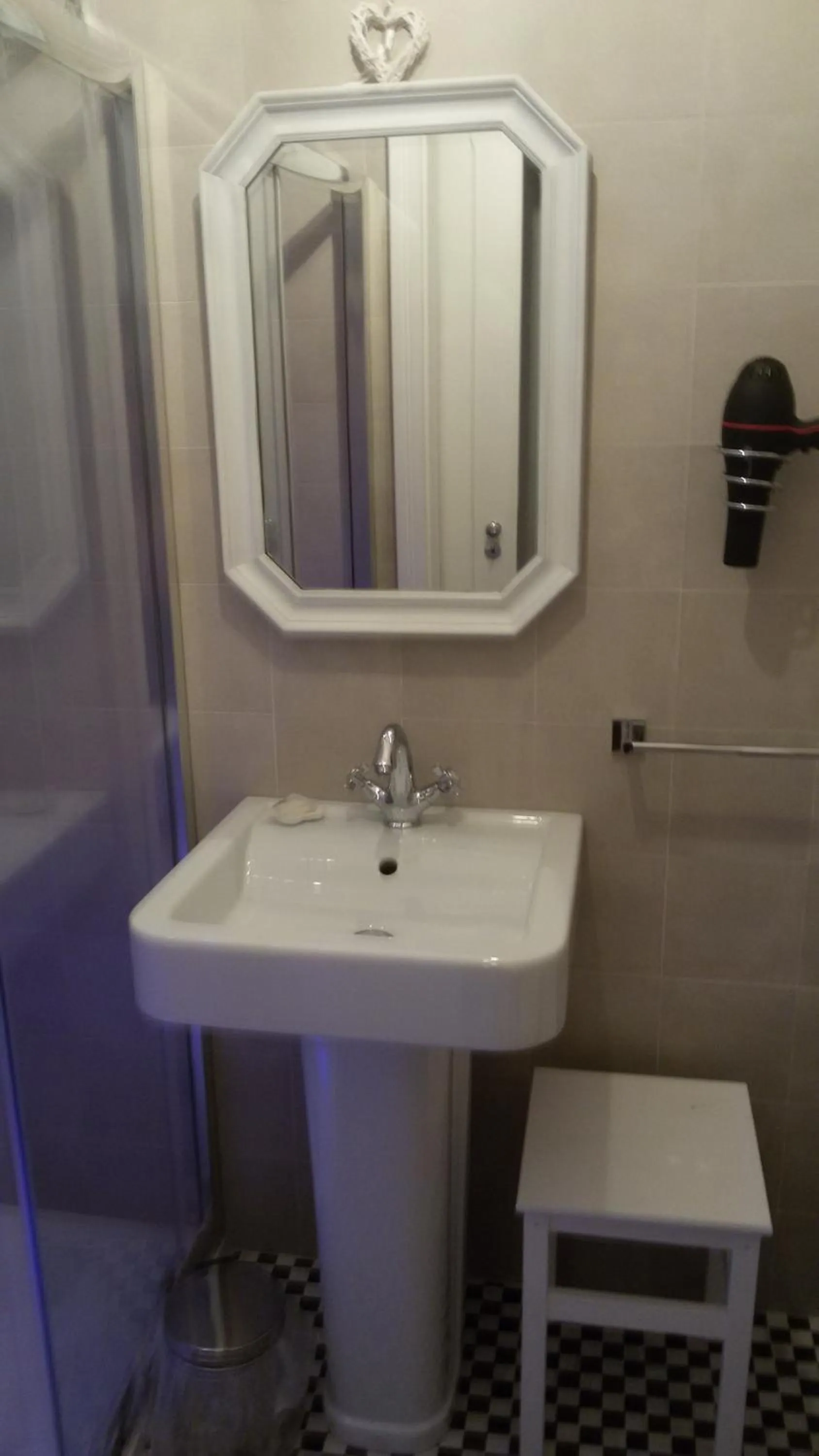 Shower in B&B Dei Cardinale