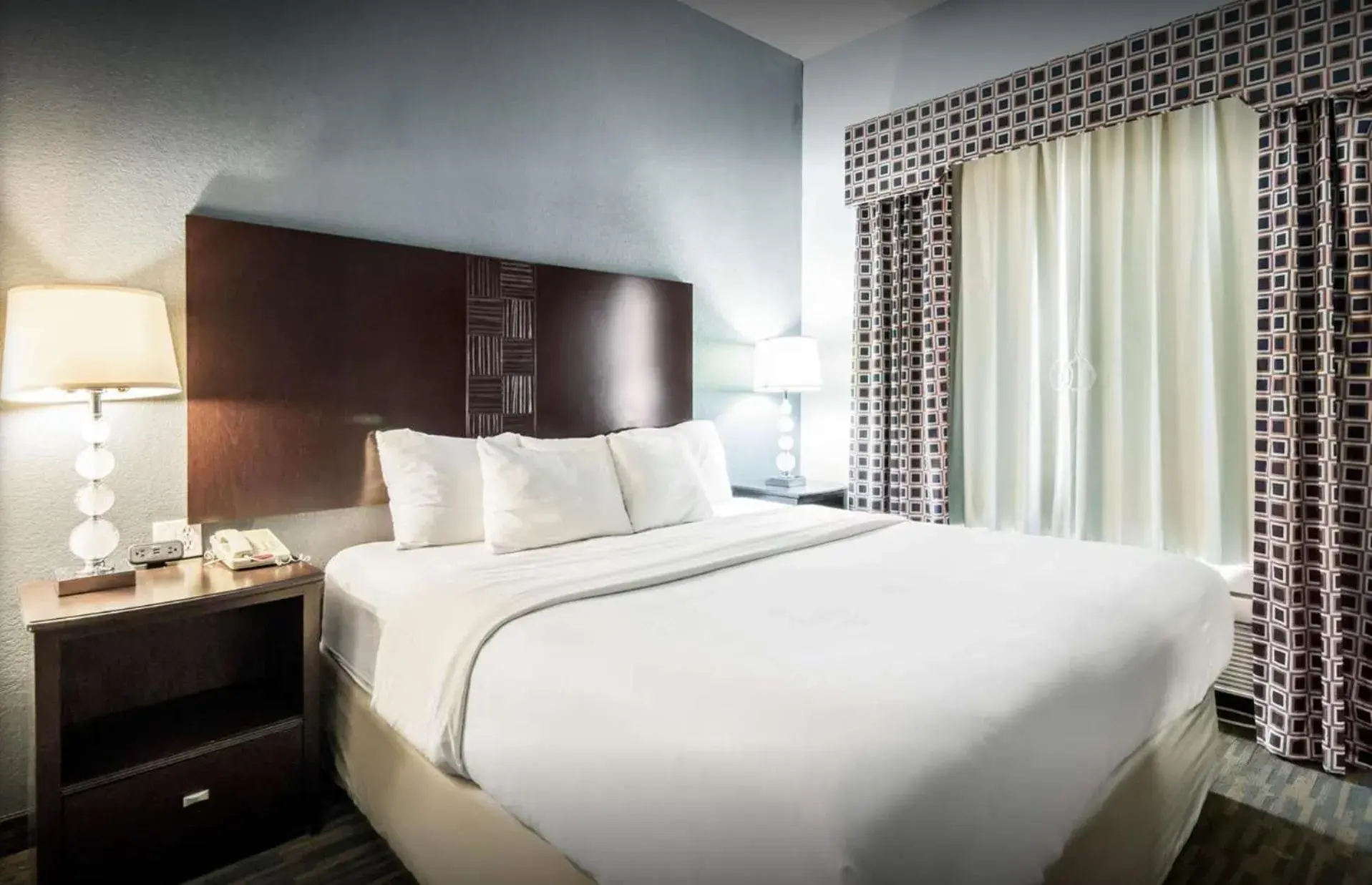 Deluxe King Room - single occupancy - Non-Smoking in Motel 6-Mineral Wells, TX Deluxe King Room - single occupancy - Non-Smoking in Motel 6-Mineral Wells, TX