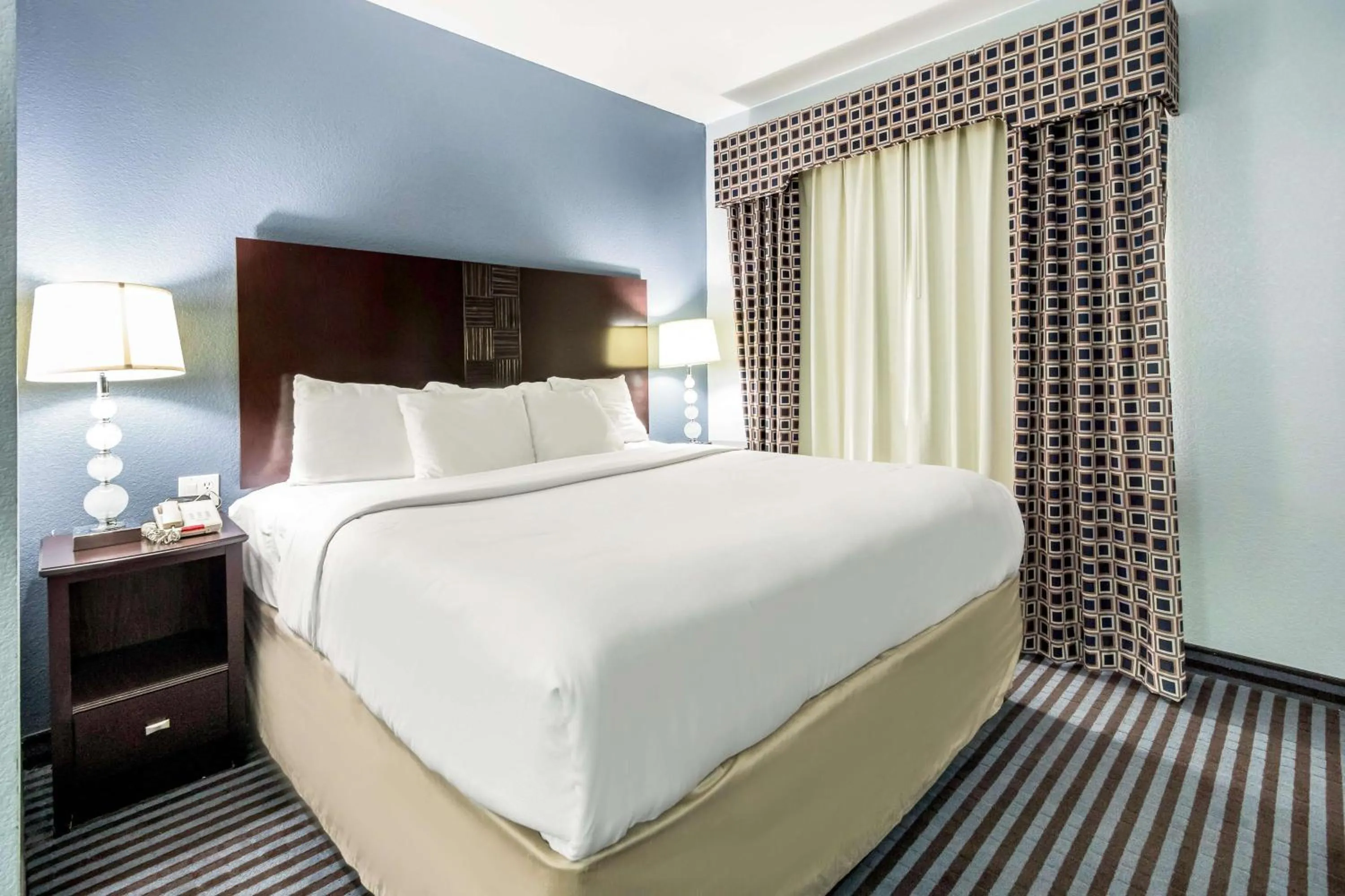 Photo of the whole room, Bed in Motel 6-Mineral Wells, TX