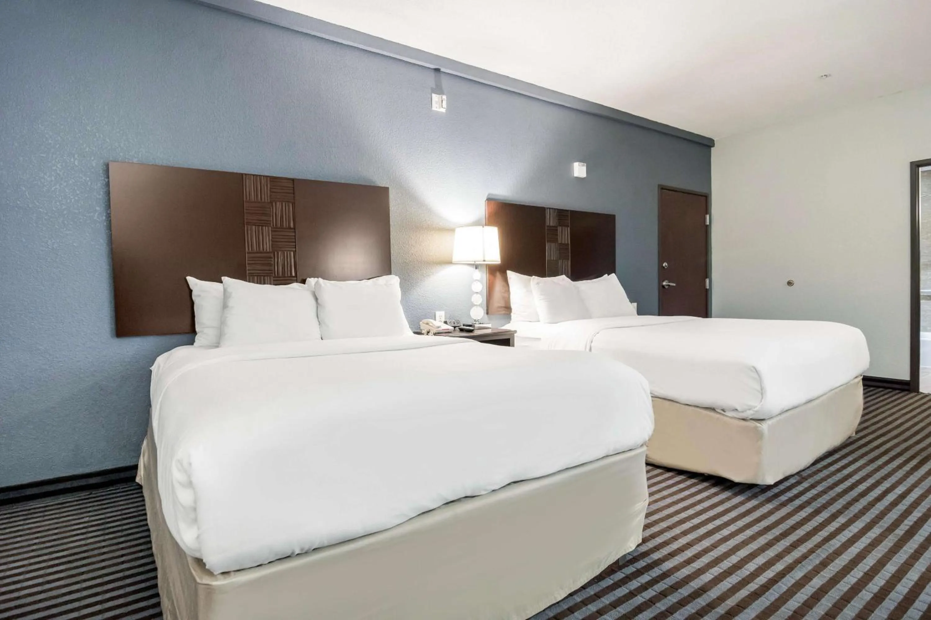 Photo of the whole room, Bed in Motel 6-Mineral Wells, TX