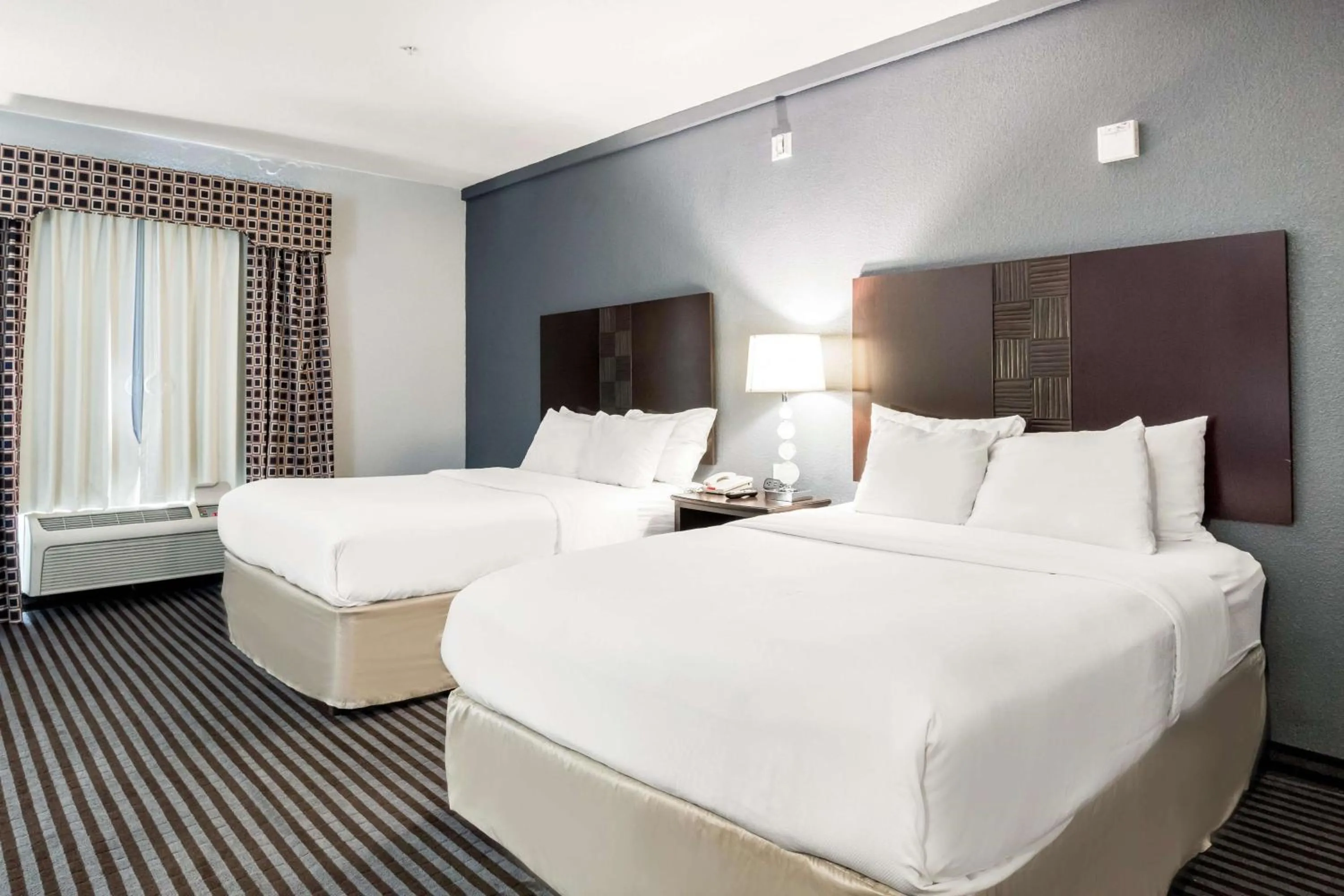 Photo of the whole room, Bed in Motel 6-Mineral Wells, TX