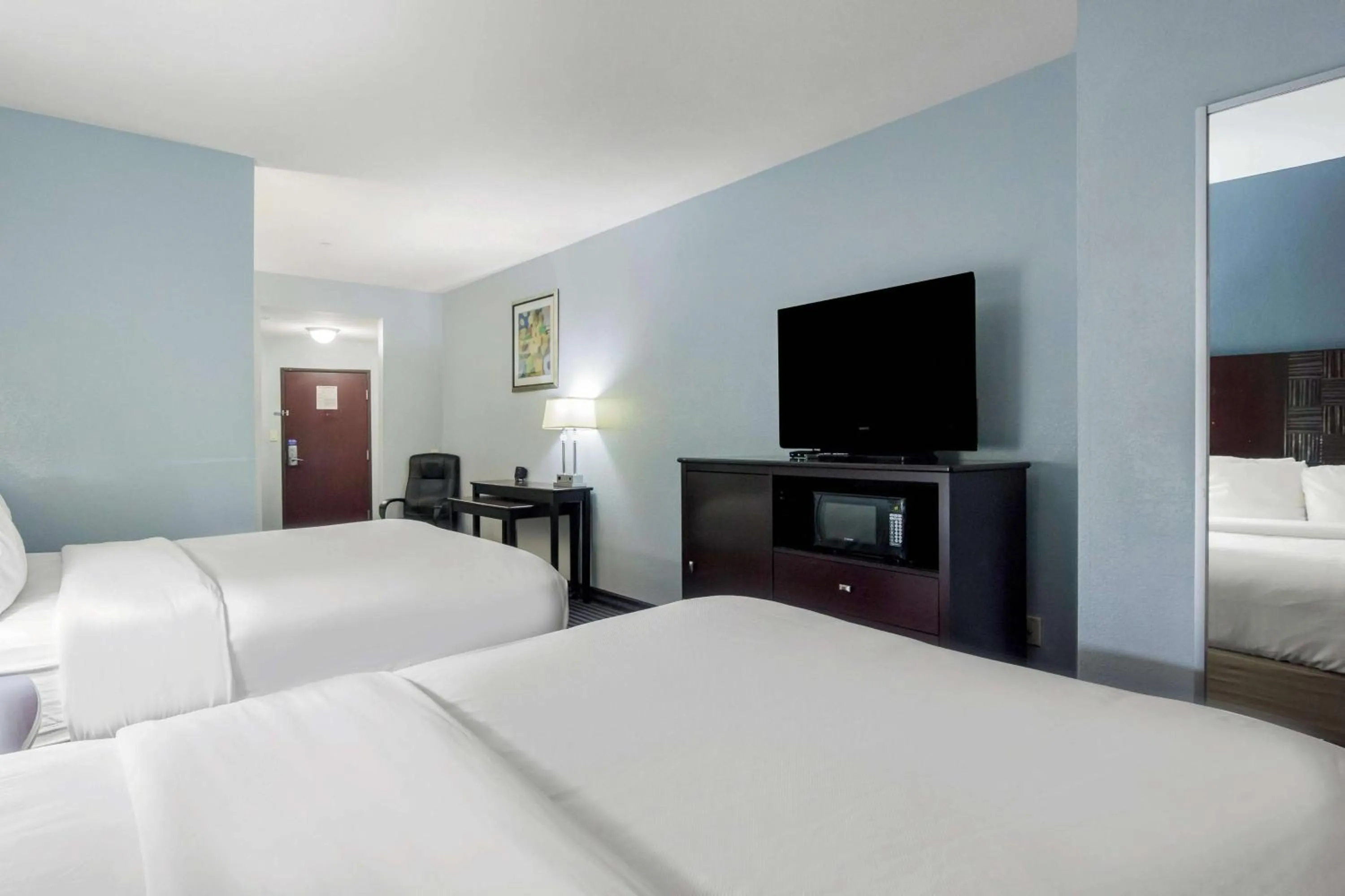 Photo of the whole room, Bed in Motel 6-Mineral Wells, TX