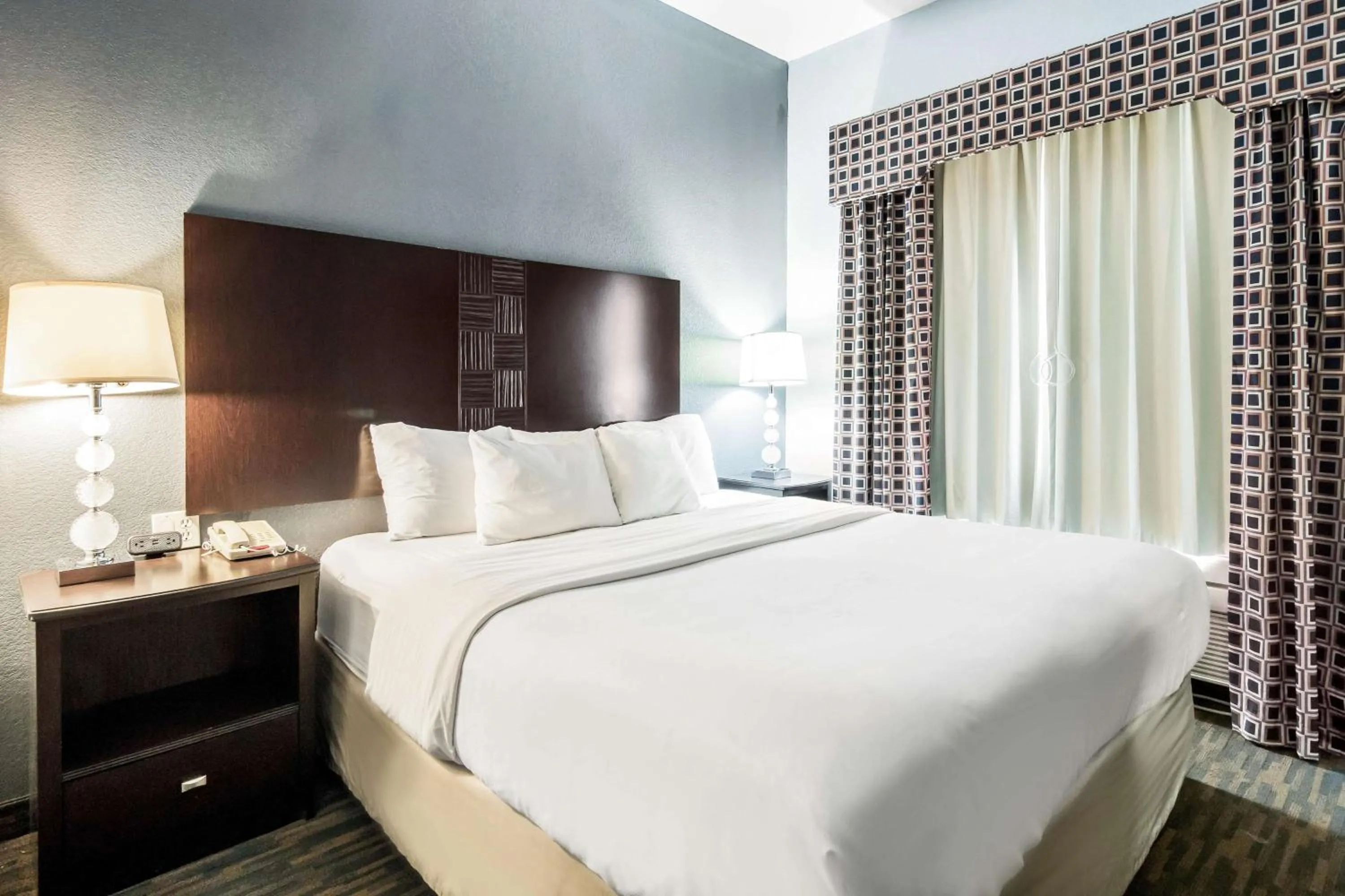 Photo of the whole room, Bed in Motel 6-Mineral Wells, TX