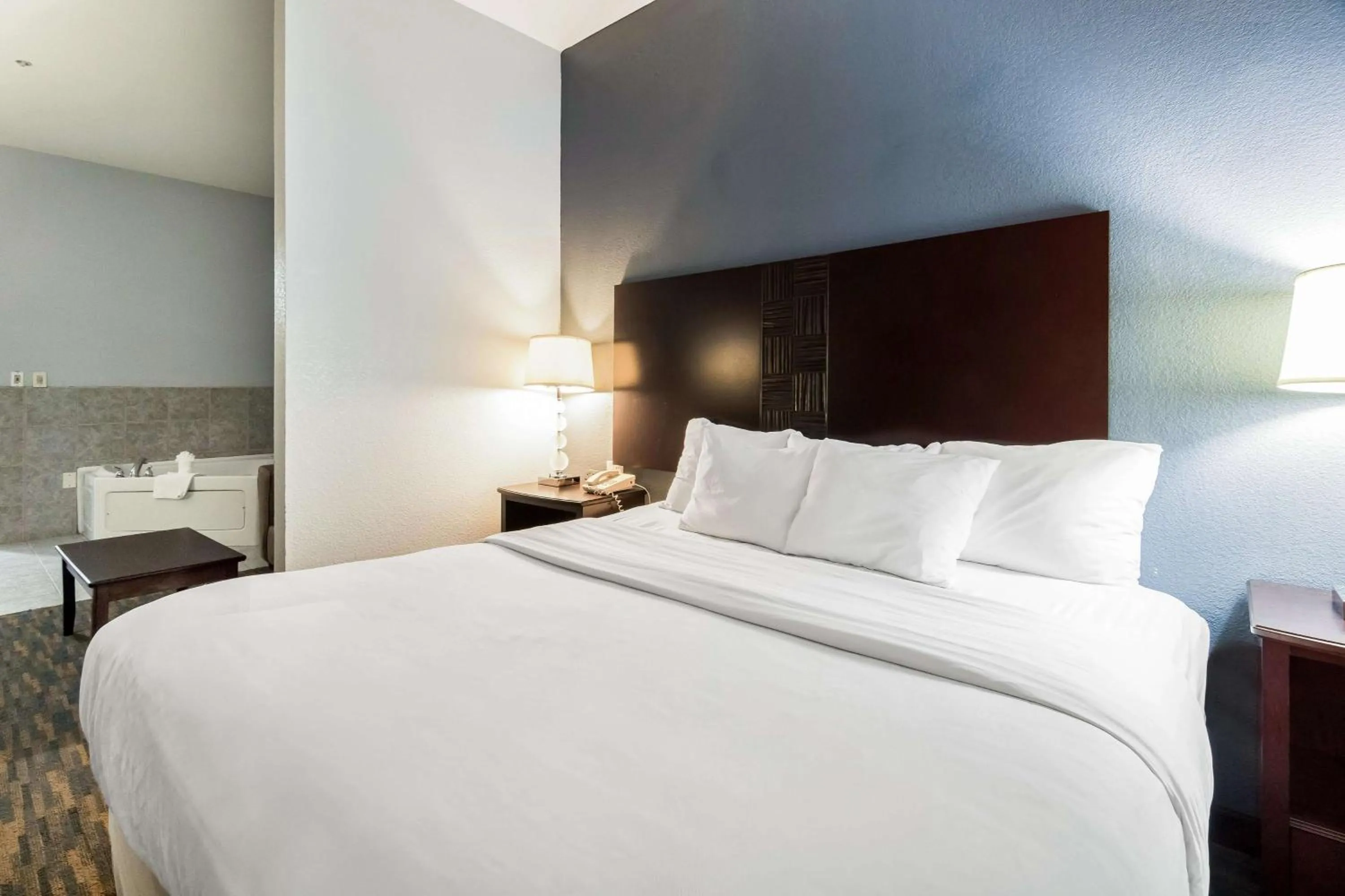 Photo of the whole room, Bed in Motel 6-Mineral Wells, TX