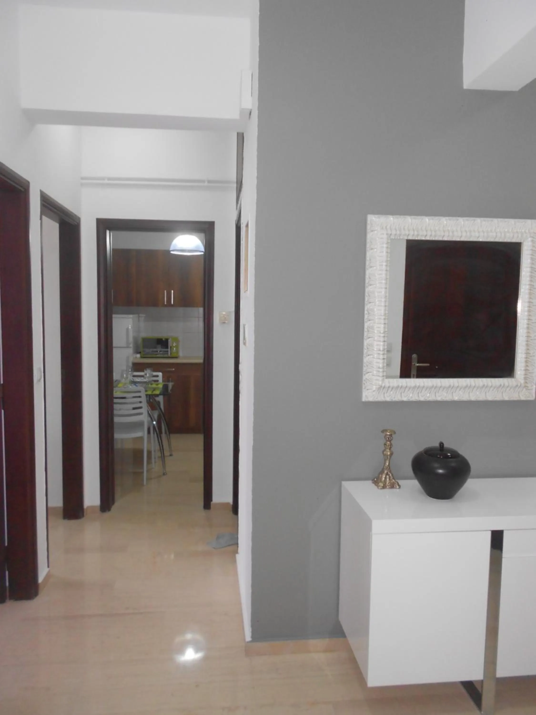 Photo of the whole room in Paradise City