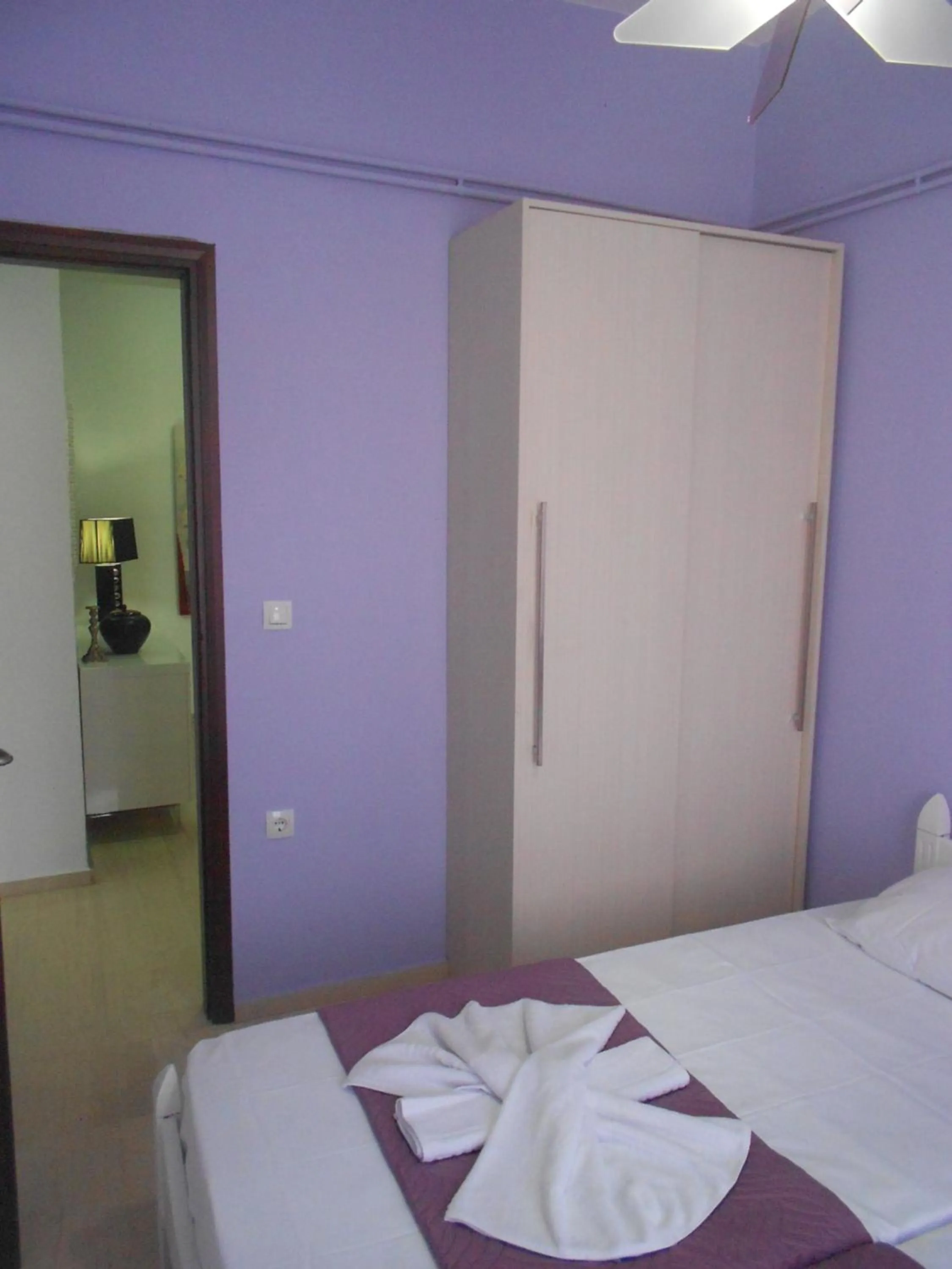 Bedroom, Bed in Paradise City