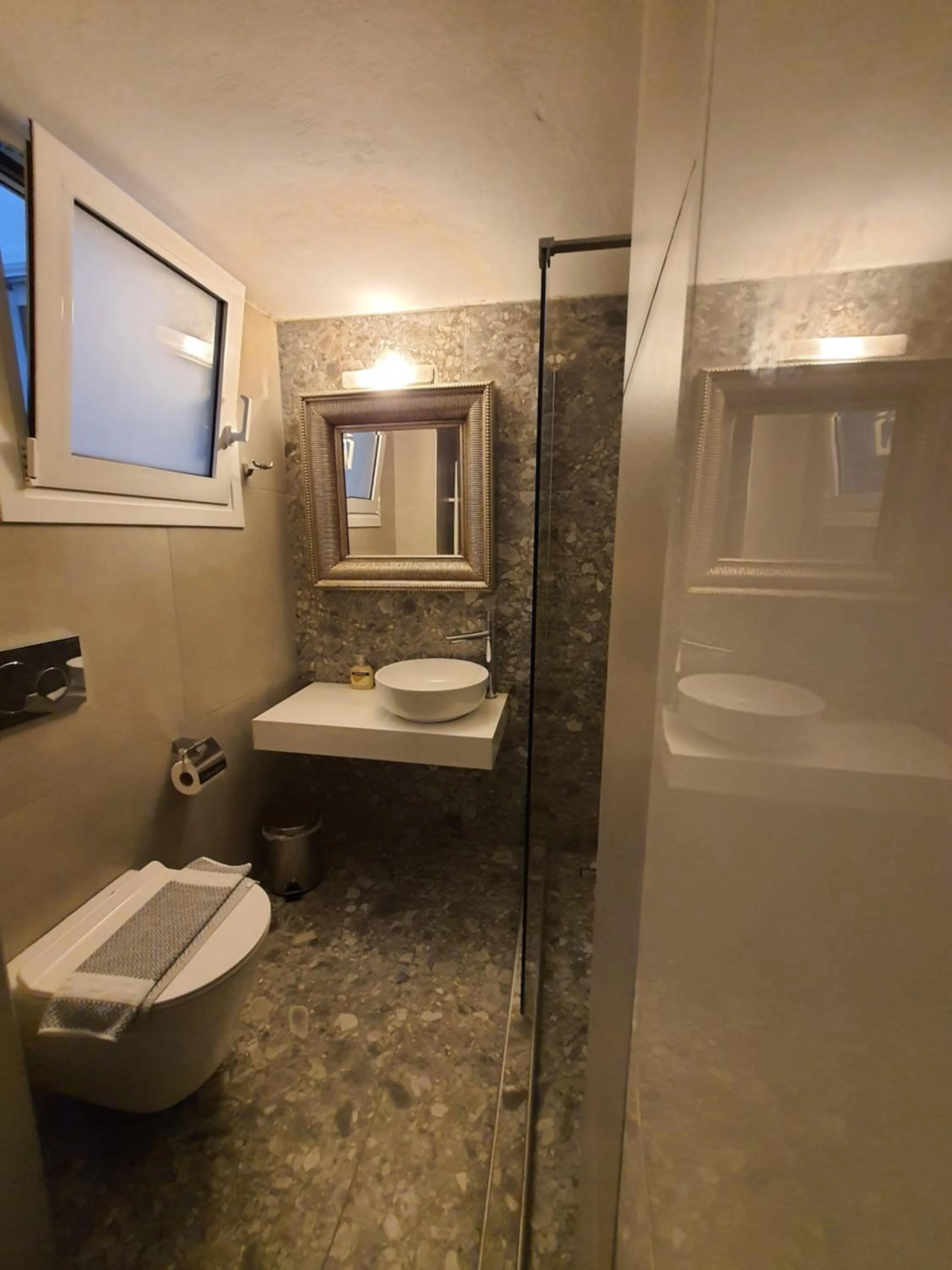 Bathroom in Paradise City