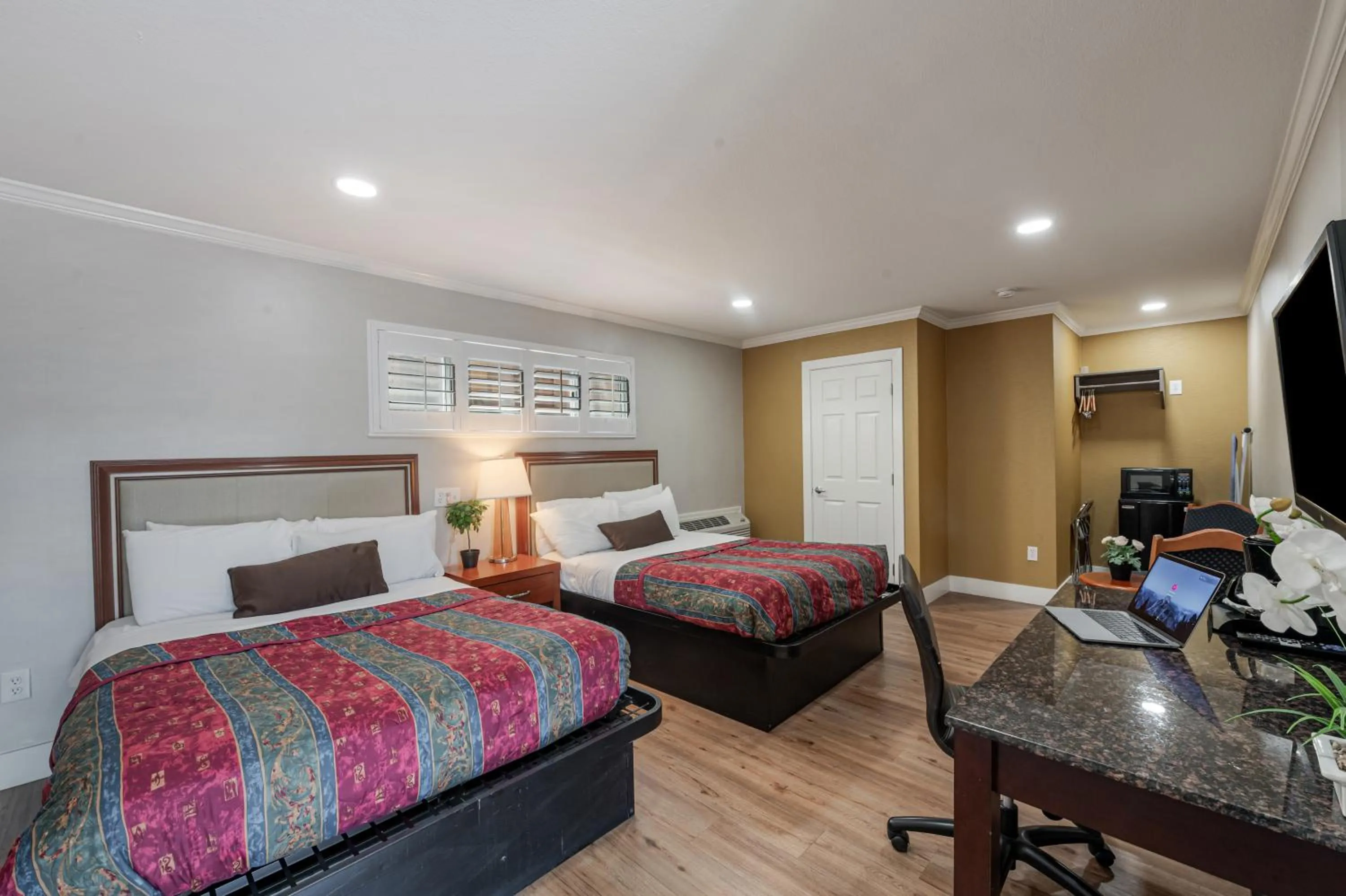 Bed in Ritz Inn-San Francisco Airport SFO