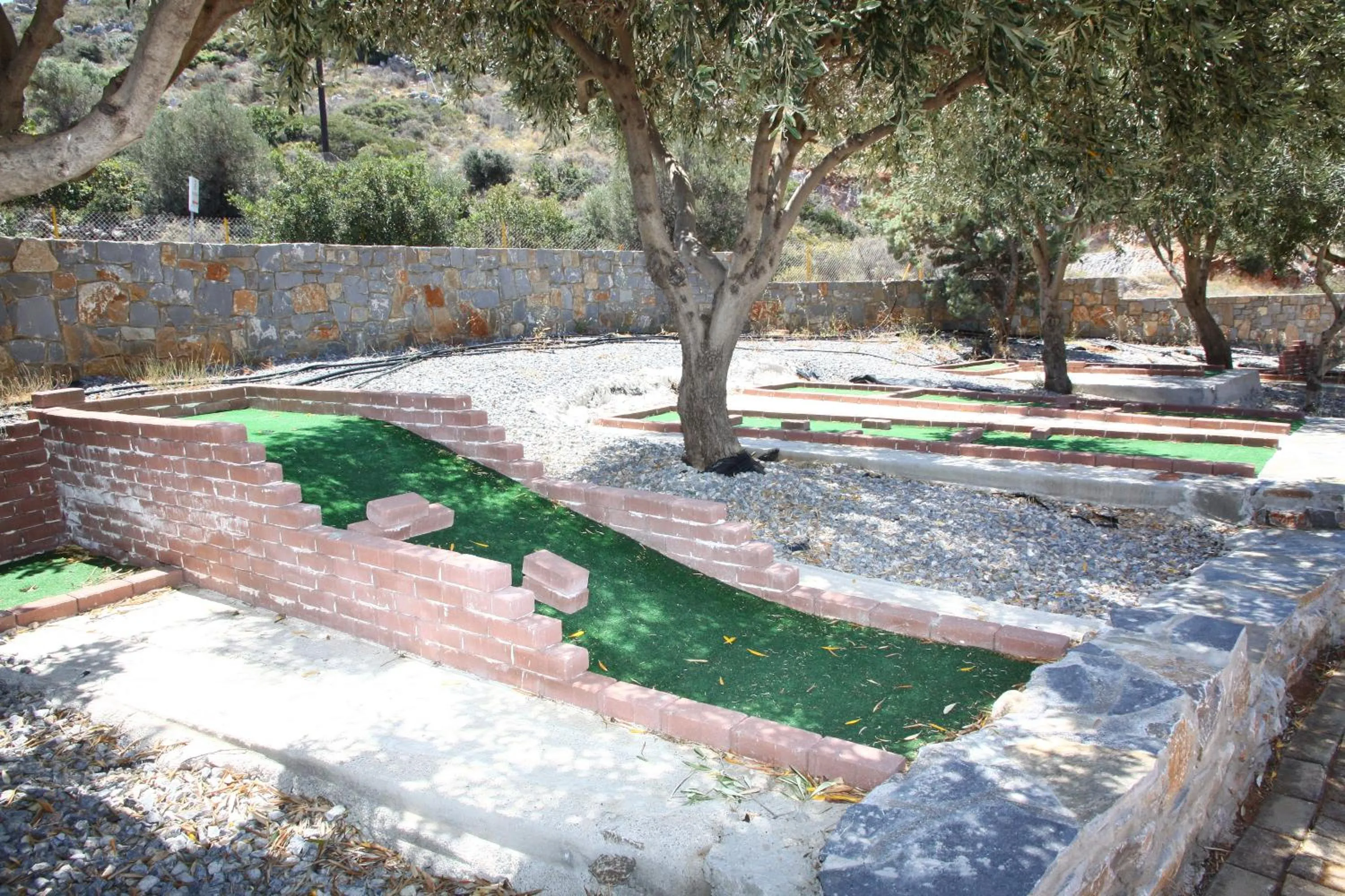 Minigolf in Sunshine Village Hotel